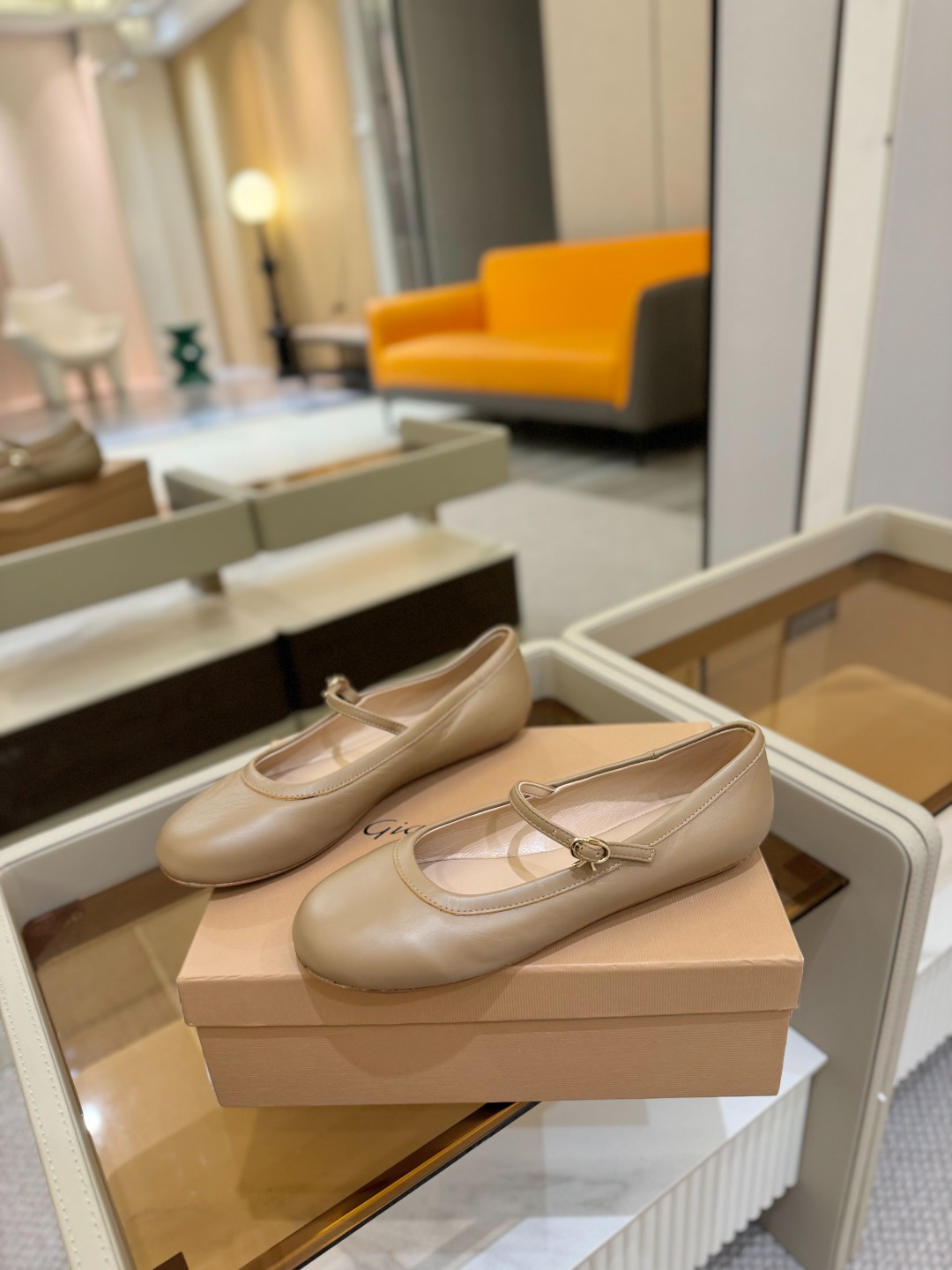 
   Gianvito Rossi
2025 春夏款 罗西 GR 芭蕾舞鞋平底玛丽珍单鞋
异域💫风情满