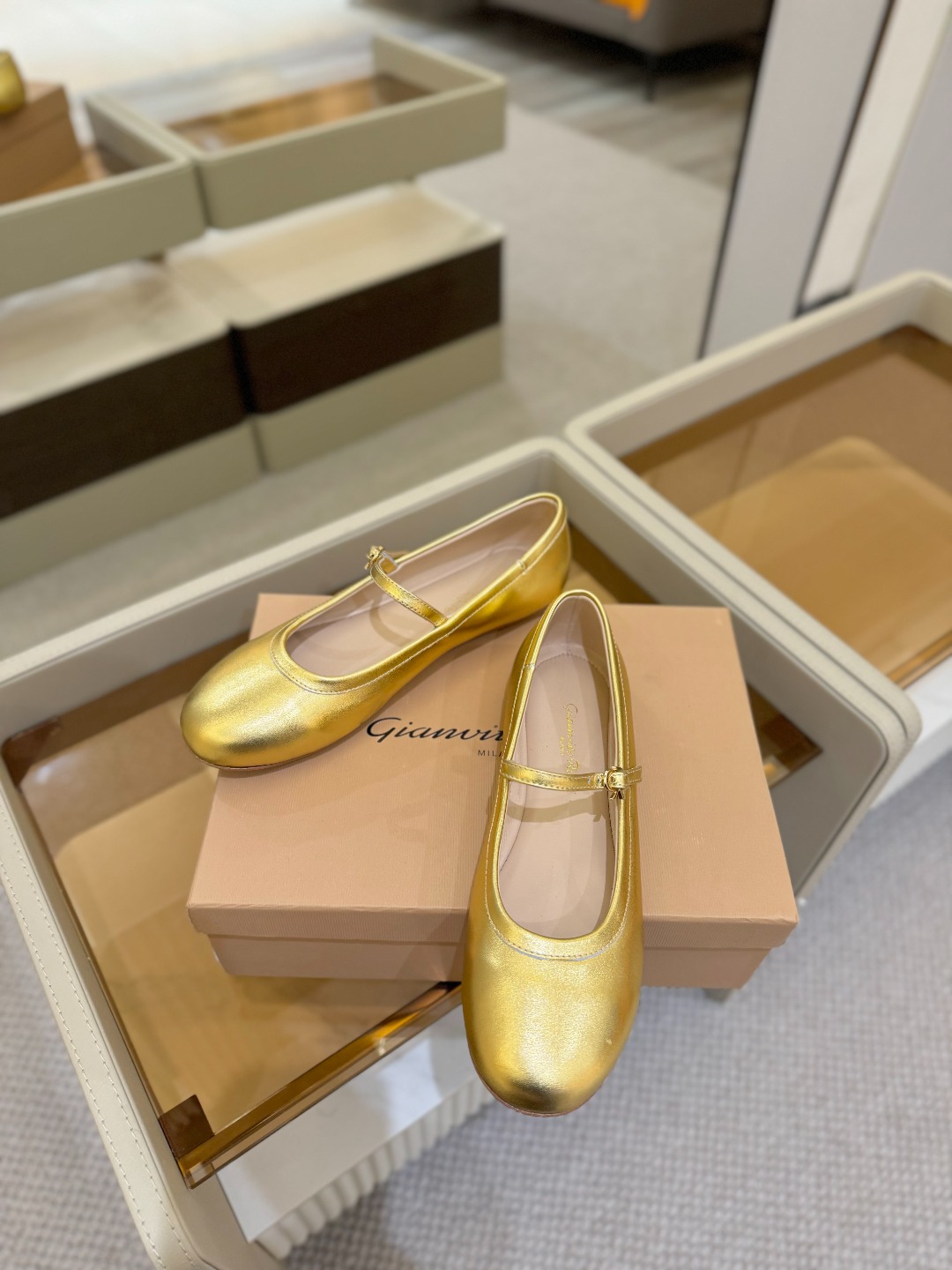 
   Gianvito Rossi
2025 春夏款 罗西 GR 芭蕾舞鞋平底玛丽珍单鞋
异域💫风情满