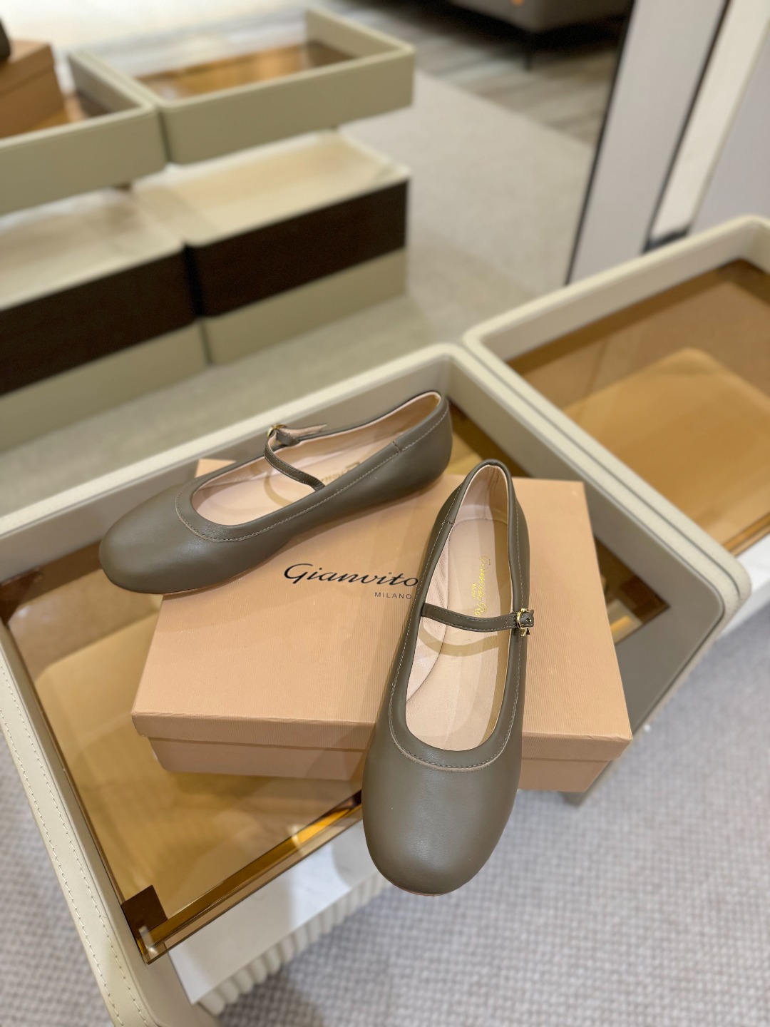 
   Gianvito Rossi
2025 春夏款 罗西 GR 芭蕾舞鞋平底玛丽珍单鞋
异域💫风情满