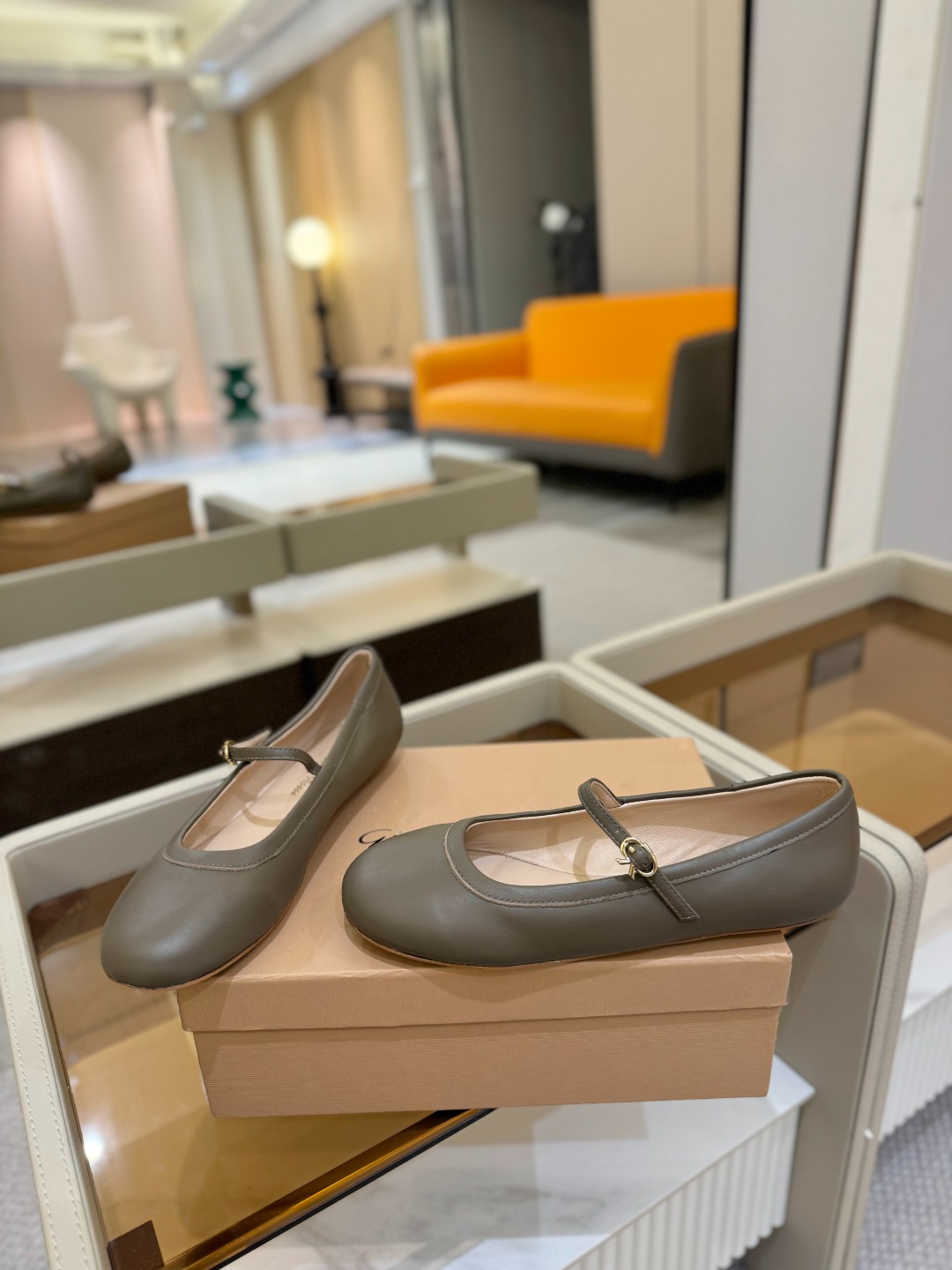 
   Gianvito Rossi
2025 春夏款 罗西 GR 芭蕾舞鞋平底玛丽珍单鞋
异域💫风情满