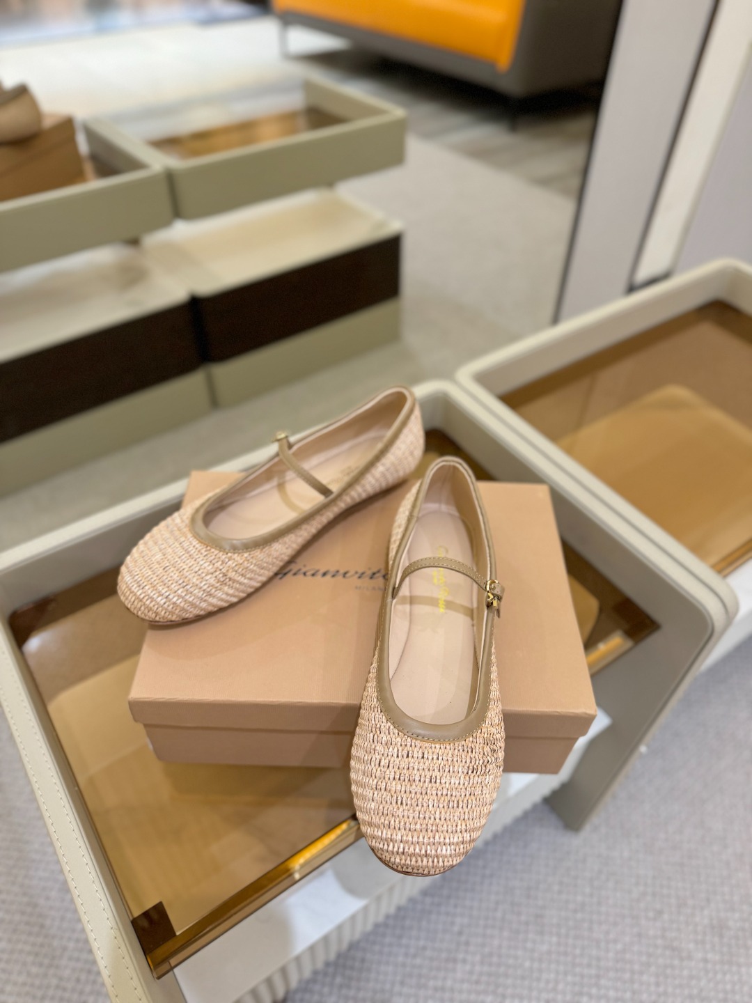
   Gianvito Rossi
2025 春夏款 罗西 GR 芭蕾舞鞋平底玛丽珍单鞋
异域💫风情满