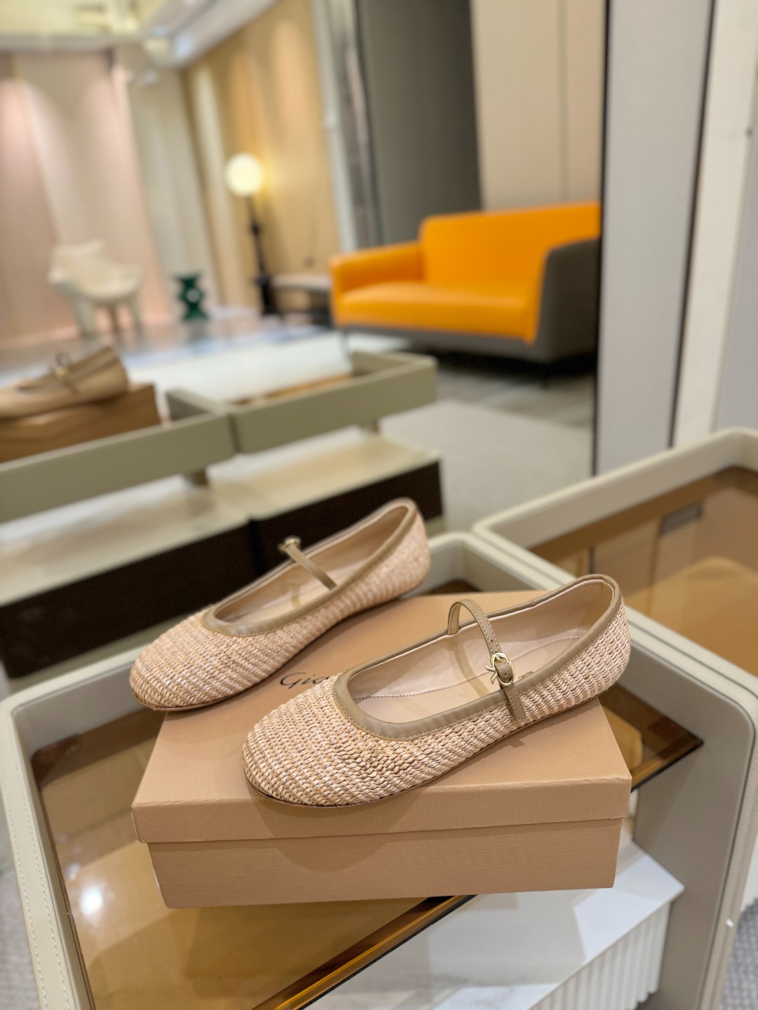 
   Gianvito Rossi
2025 春夏款 罗西 GR 芭蕾舞鞋平底玛丽珍单鞋
异域💫风情满