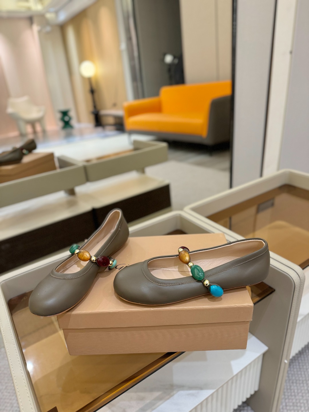 
    Gianvito Rossi
2025  春夏新款  罗西   GR  宝石芭蕾舞鞋平底玛丽珍