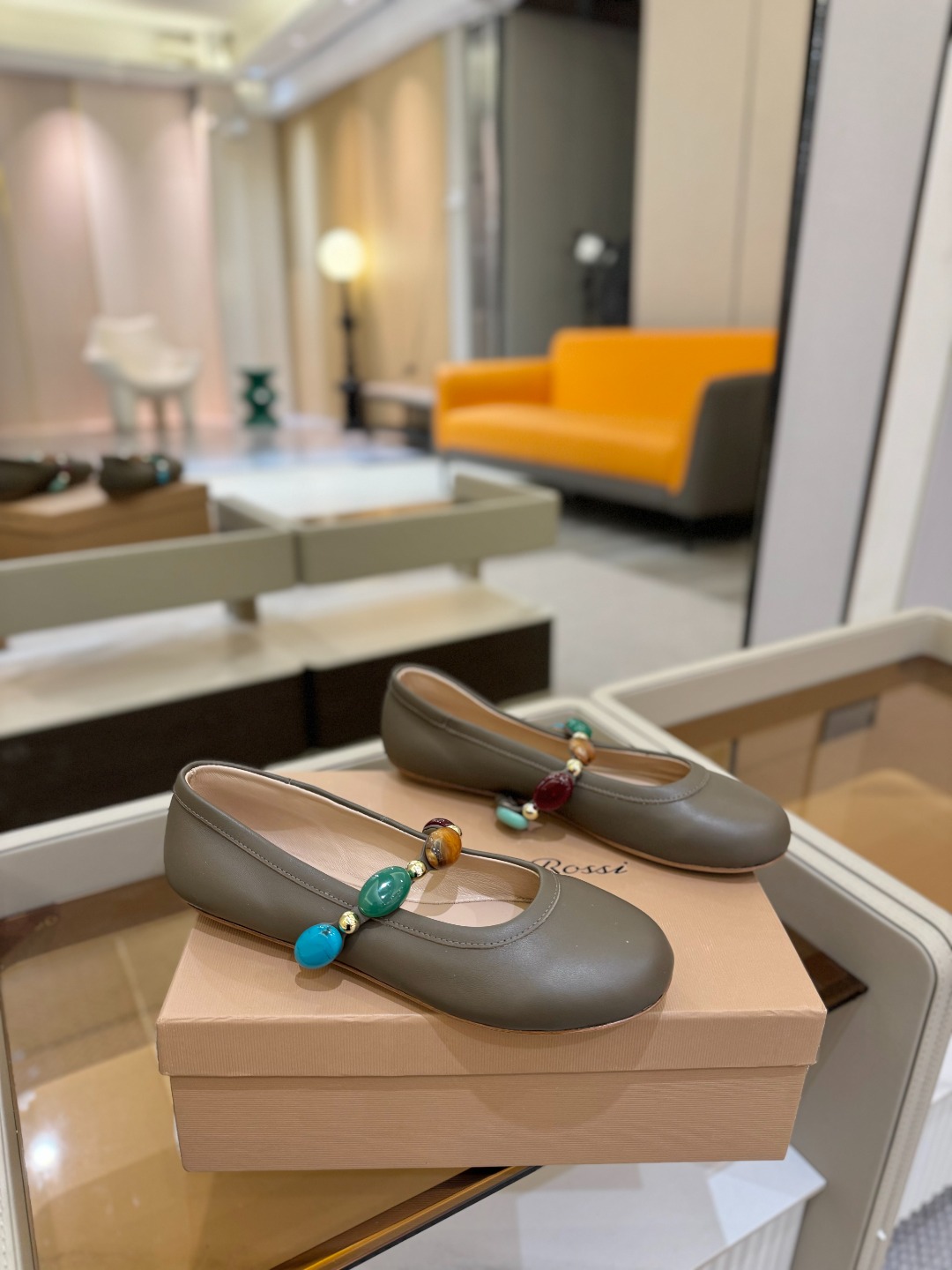 
    Gianvito Rossi
2025  春夏新款  罗西   GR  宝石芭蕾舞鞋平底玛丽珍
