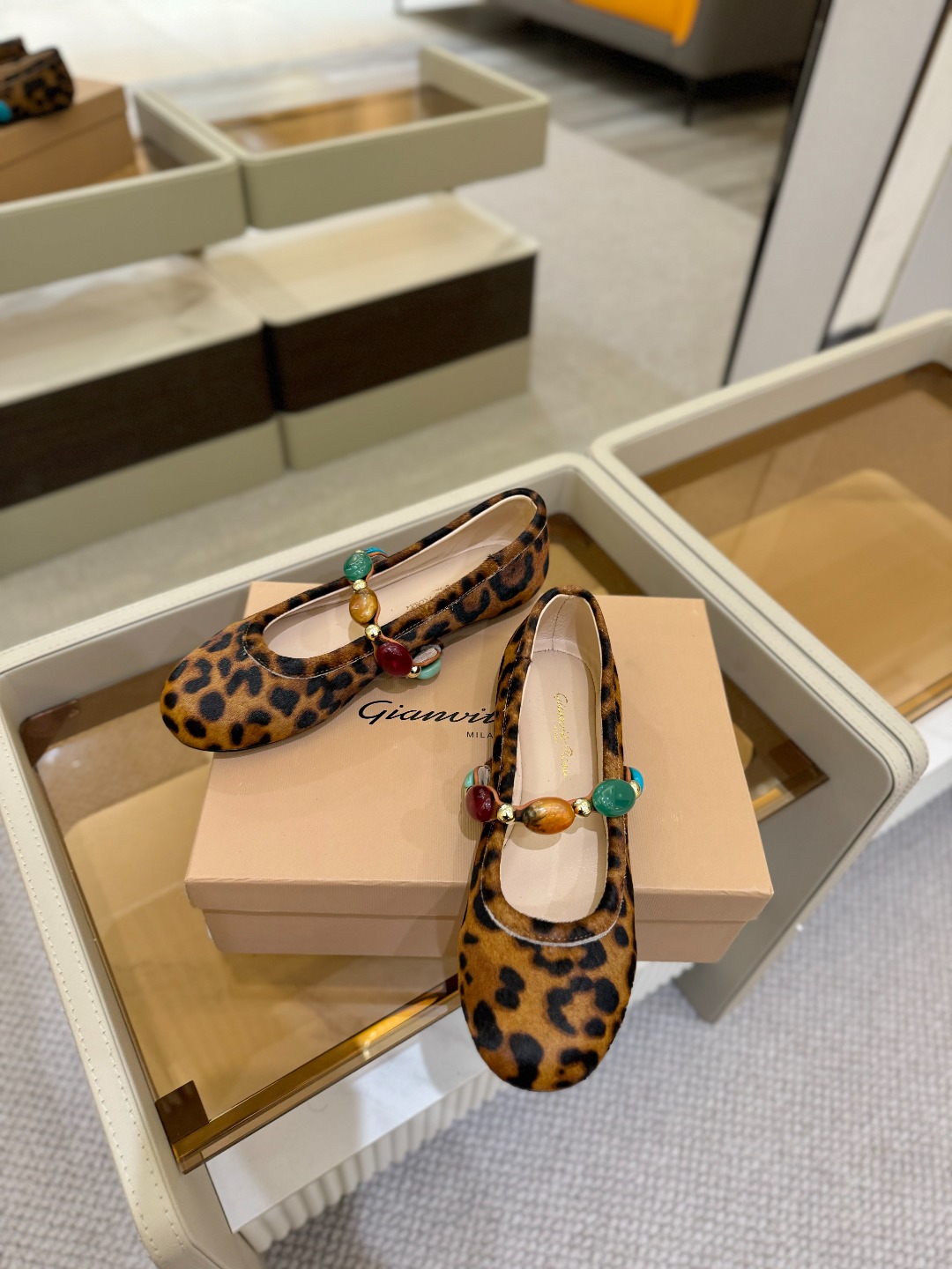 
    Gianvito Rossi
2025  春夏新款  罗西   GR  宝石芭蕾舞鞋平底玛丽珍
