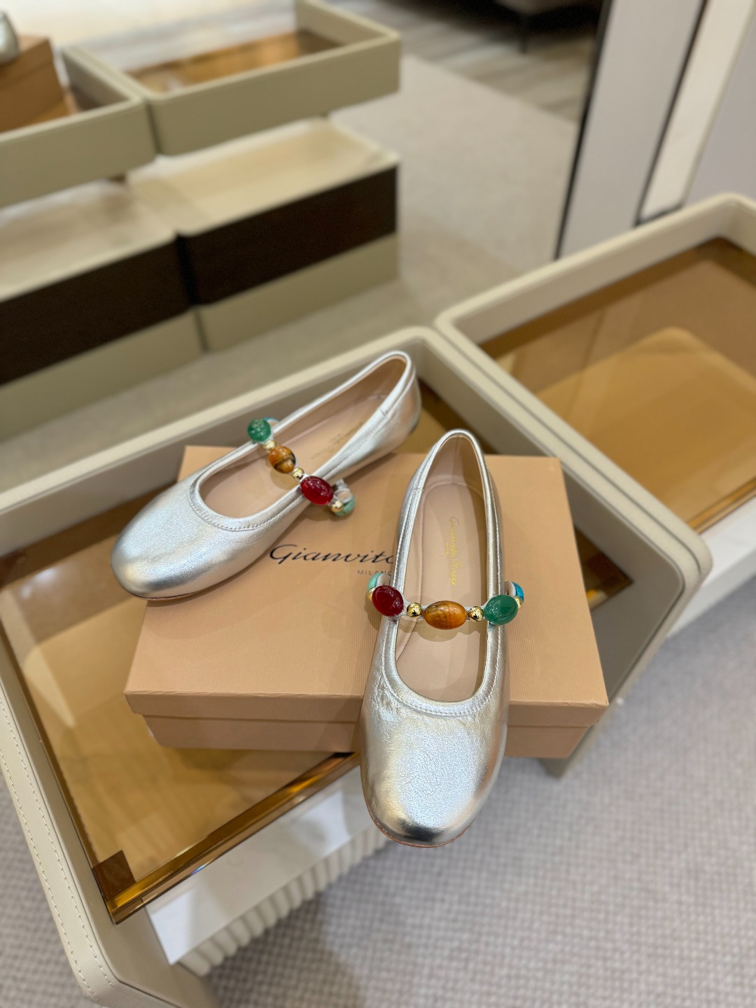 
    Gianvito Rossi
2025  春夏新款  罗西   GR  宝石芭蕾舞鞋平底玛丽珍