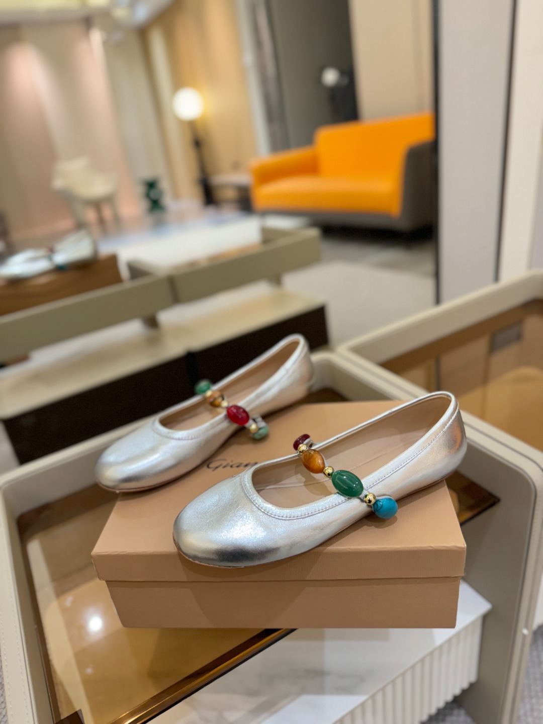 
    Gianvito Rossi
2025  春夏新款  罗西   GR  宝石芭蕾舞鞋平底玛丽珍