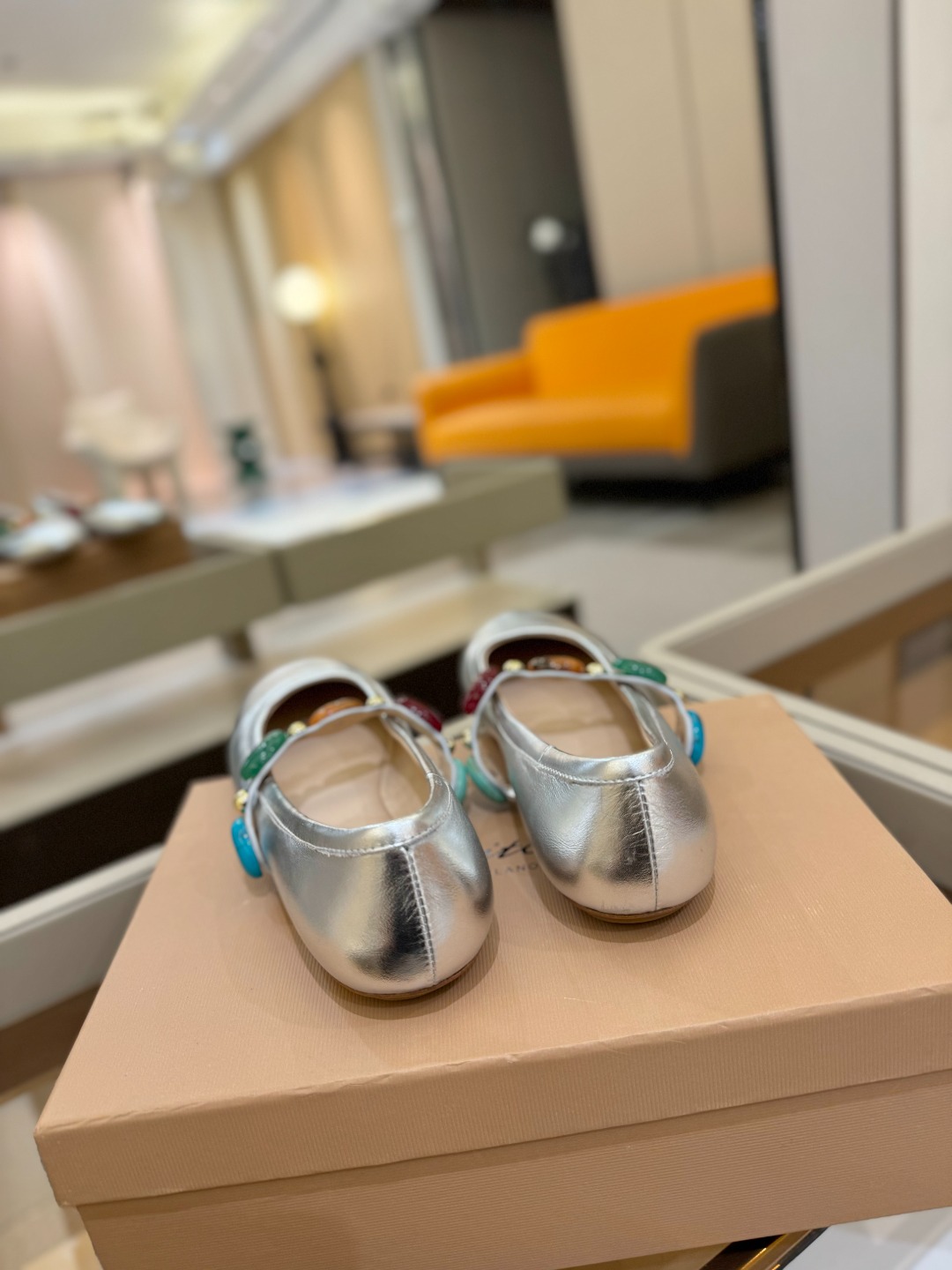 
    Gianvito Rossi
2025  春夏新款  罗西   GR  宝石芭蕾舞鞋平底玛丽珍