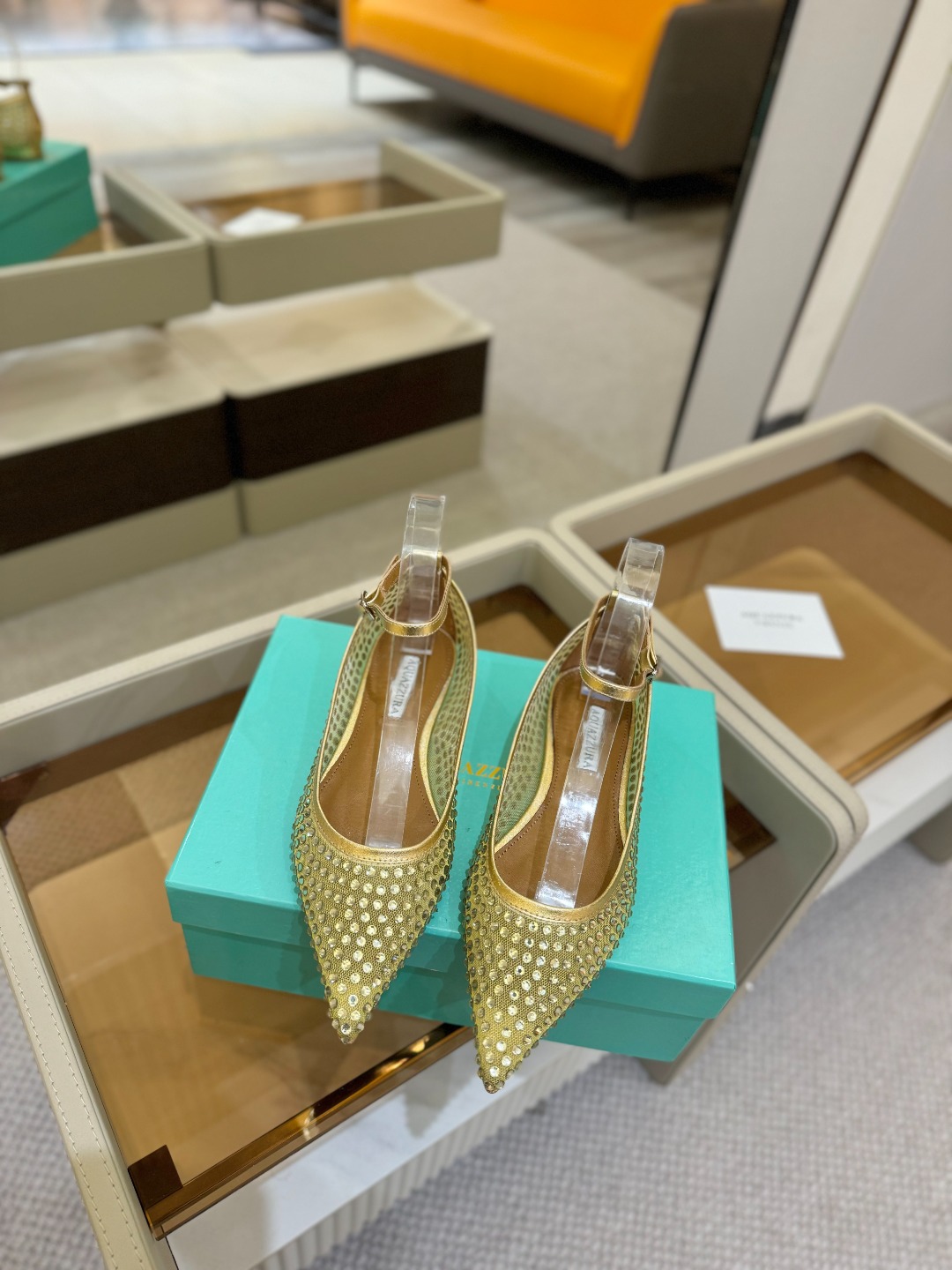 
Aquazzura   菠萝   2025  𝐒𝐒  𝐧𝐞𝐰春夏新品高跟凉鞋。满满的钻，超闪 🌸((☀