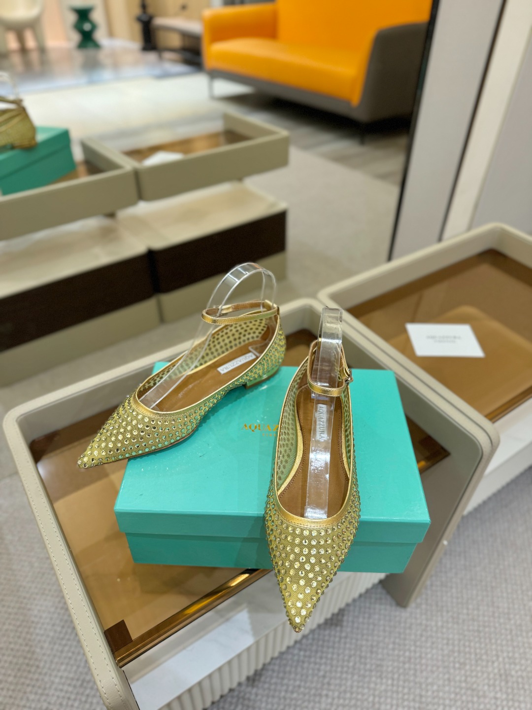 
Aquazzura   菠萝   2025  𝐒𝐒  𝐧𝐞𝐰春夏新品高跟凉鞋。满满的钻，超闪 🌸((☀