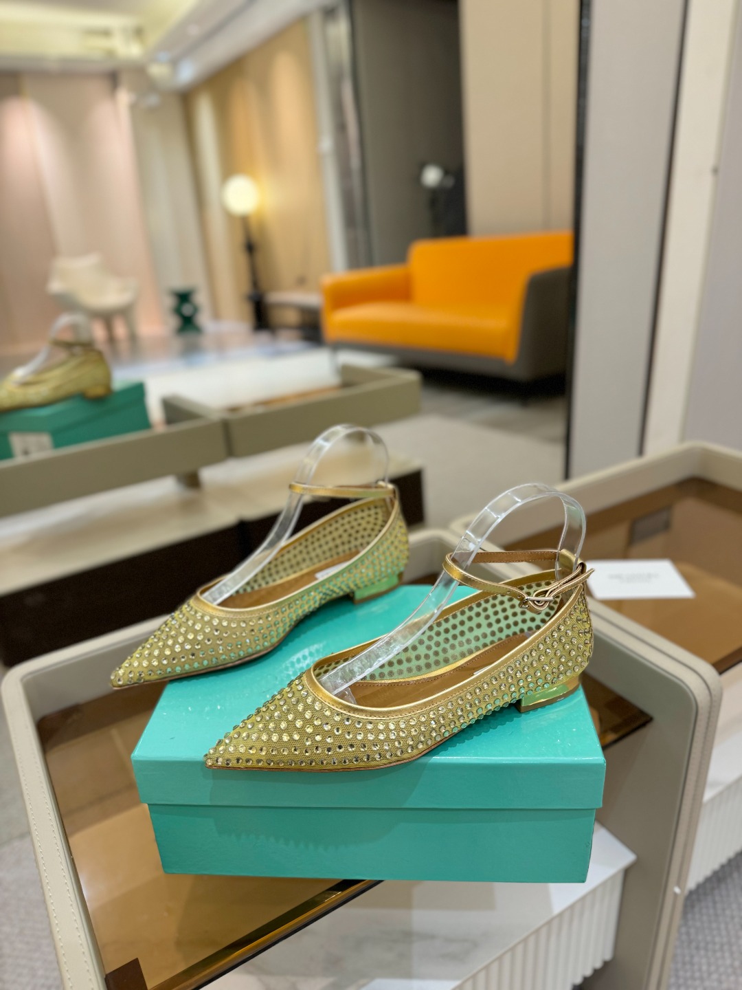 
Aquazzura   菠萝   2025  𝐒𝐒  𝐧𝐞𝐰春夏新品高跟凉鞋。满满的钻，超闪 🌸((☀