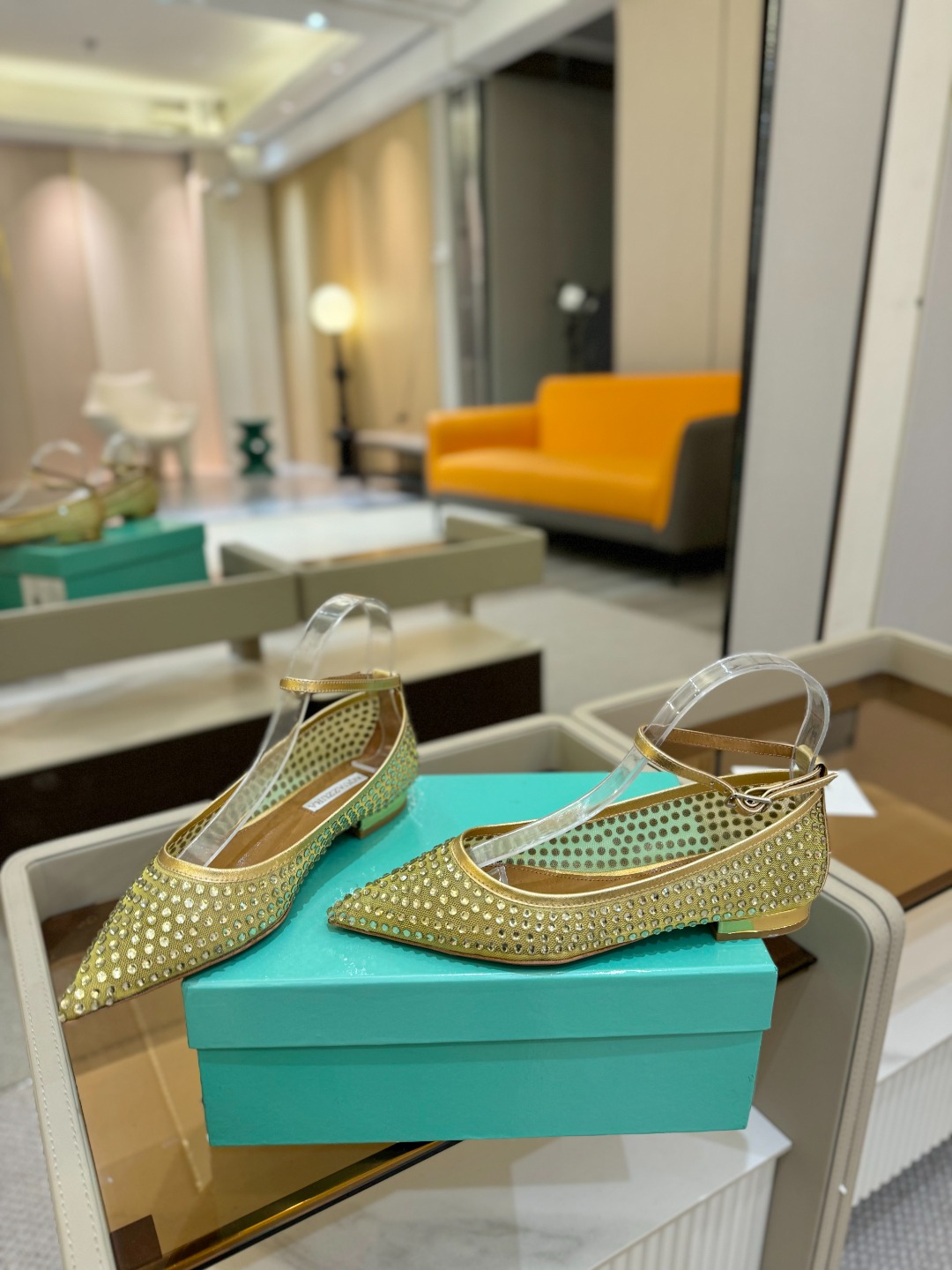
Aquazzura   菠萝   2025  𝐒𝐒  𝐧𝐞𝐰春夏新品高跟凉鞋。满满的钻，超闪 🌸((☀