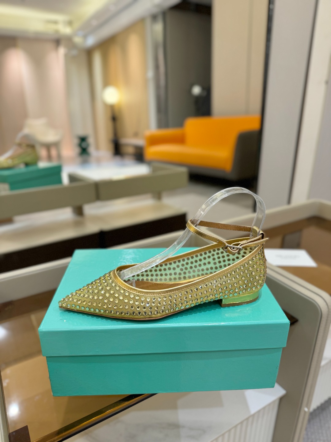 
Aquazzura   菠萝   2025  𝐒𝐒  𝐧𝐞𝐰春夏新品高跟凉鞋。满满的钻，超闪 🌸((☀
