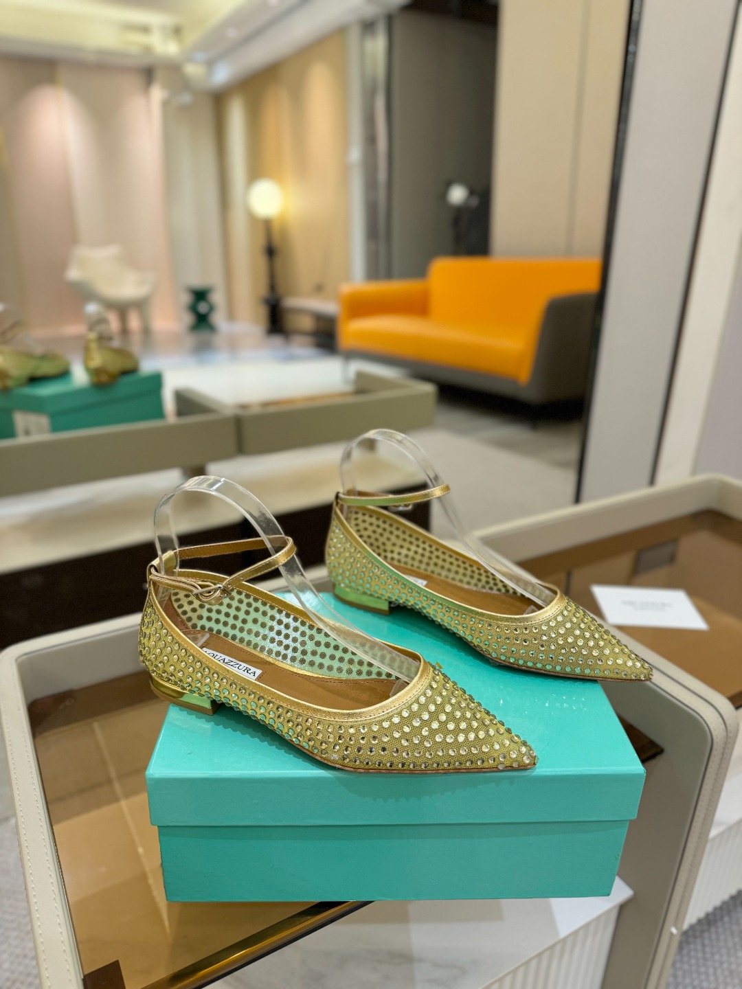 
Aquazzura   菠萝   2025  𝐒𝐒  𝐧𝐞𝐰春夏新品高跟凉鞋。满满的钻，超闪 🌸((☀