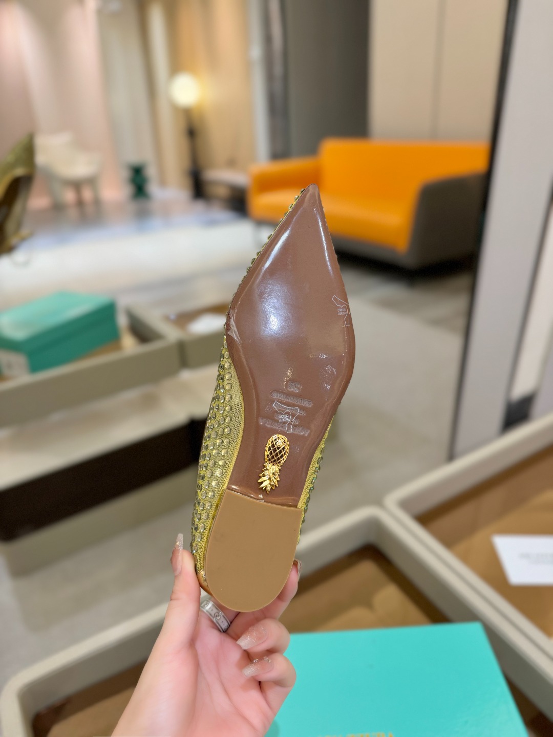 
Aquazzura   菠萝   2025  𝐒𝐒  𝐧𝐞𝐰春夏新品高跟凉鞋。满满的钻，超闪 🌸((☀