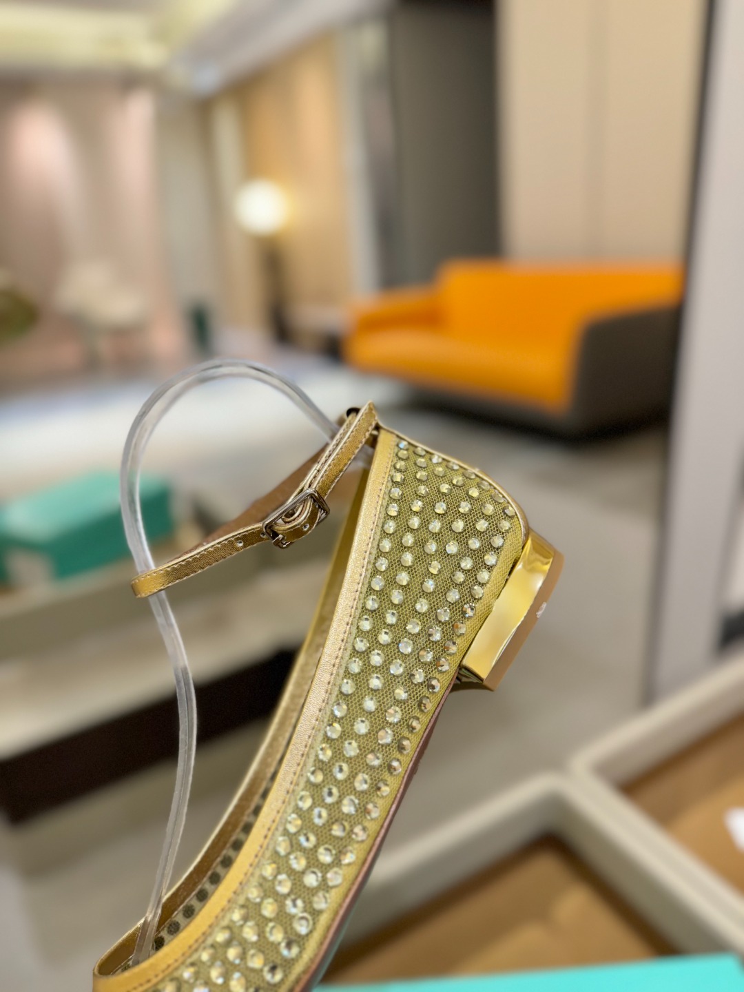 
Aquazzura   菠萝   2025  𝐒𝐒  𝐧𝐞𝐰春夏新品高跟凉鞋。满满的钻，超闪 🌸((☀