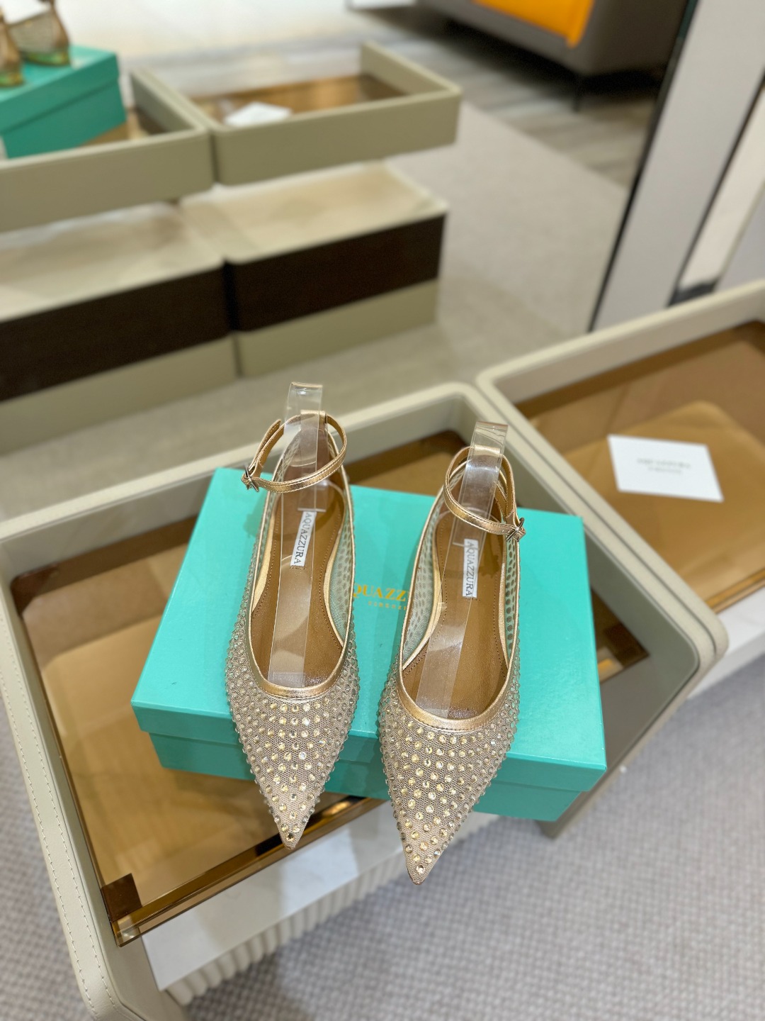 
Aquazzura   菠萝   2025  𝐒𝐒  𝐧𝐞𝐰春夏新品平跟凉鞋。满满的钻，超闪 🌸((☀