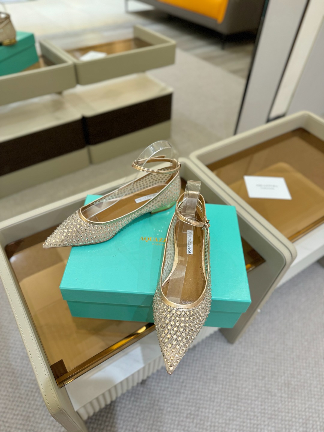 
Aquazzura   菠萝   2025  𝐒𝐒  𝐧𝐞𝐰春夏新品平跟凉鞋。满满的钻，超闪 🌸((☀