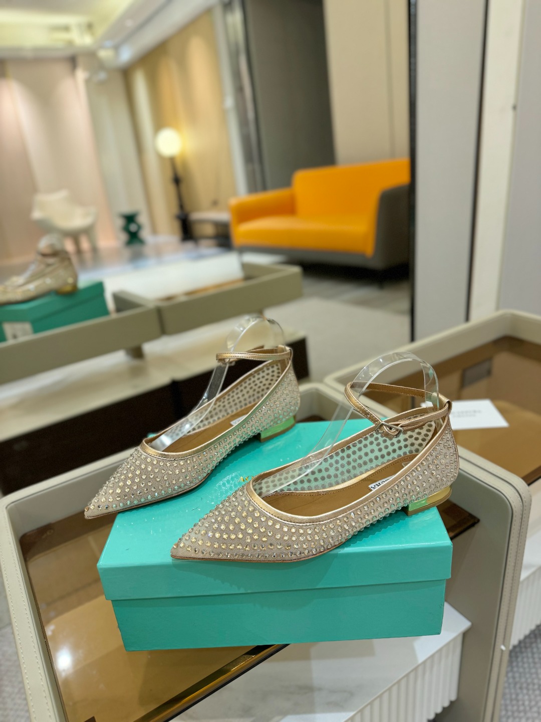 
Aquazzura   菠萝   2025  𝐒𝐒  𝐧𝐞𝐰春夏新品平跟凉鞋。满满的钻，超闪 🌸((☀