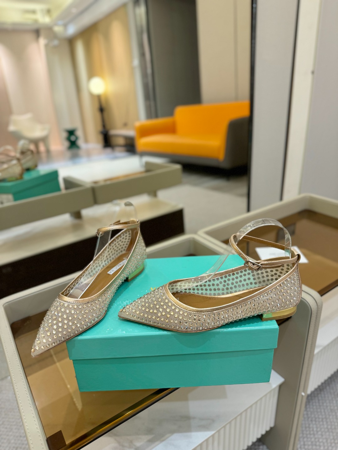 
Aquazzura   菠萝   2025  𝐒𝐒  𝐧𝐞𝐰春夏新品平跟凉鞋。满满的钻，超闪 🌸((☀
