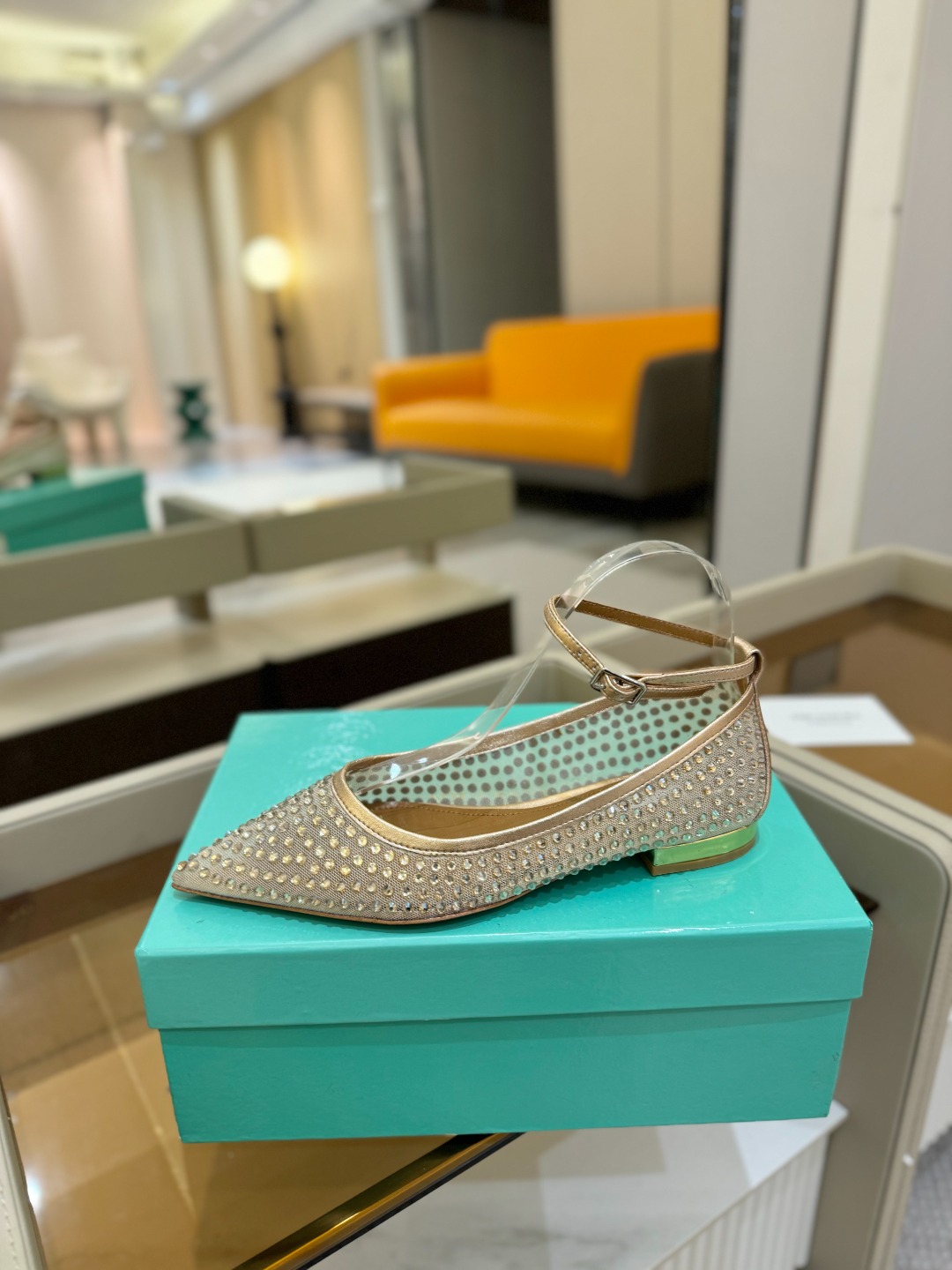 
Aquazzura   菠萝   2025  𝐒𝐒  𝐧𝐞𝐰春夏新品平跟凉鞋。满满的钻，超闪 🌸((☀