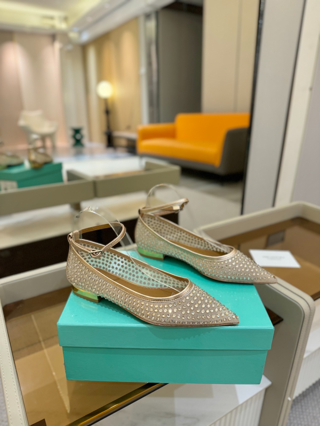 
Aquazzura   菠萝   2025  𝐒𝐒  𝐧𝐞𝐰春夏新品平跟凉鞋。满满的钻，超闪 🌸((☀