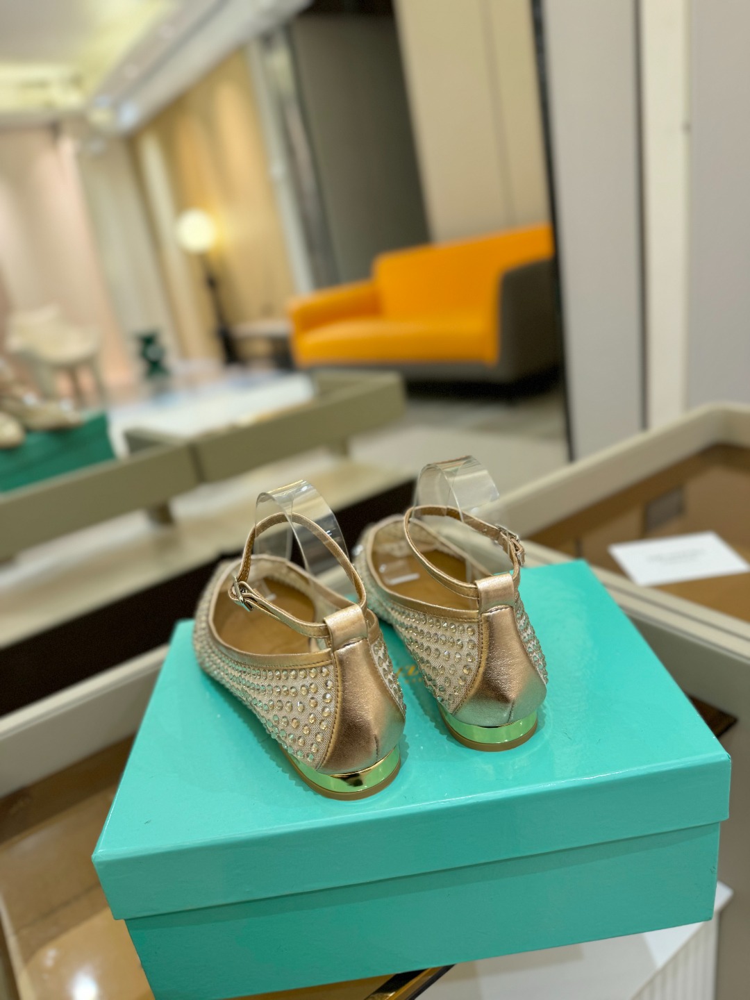 
Aquazzura   菠萝   2025  𝐒𝐒  𝐧𝐞𝐰春夏新品平跟凉鞋。满满的钻，超闪 🌸((☀