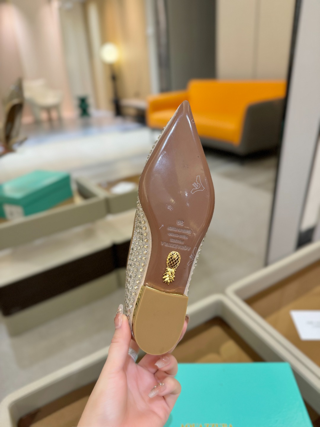 
Aquazzura   菠萝   2025  𝐒𝐒  𝐧𝐞𝐰春夏新品平跟凉鞋。满满的钻，超闪 🌸((☀