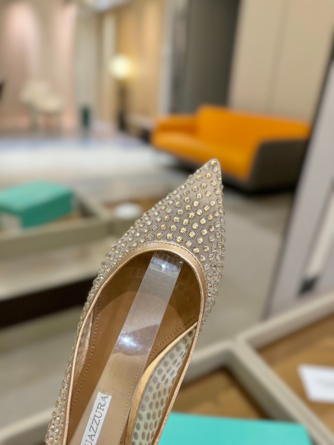 
Aquazzura   菠萝   2025  𝐒𝐒  𝐧𝐞𝐰春夏新品平跟凉鞋。满满的钻，超闪 🌸((☀