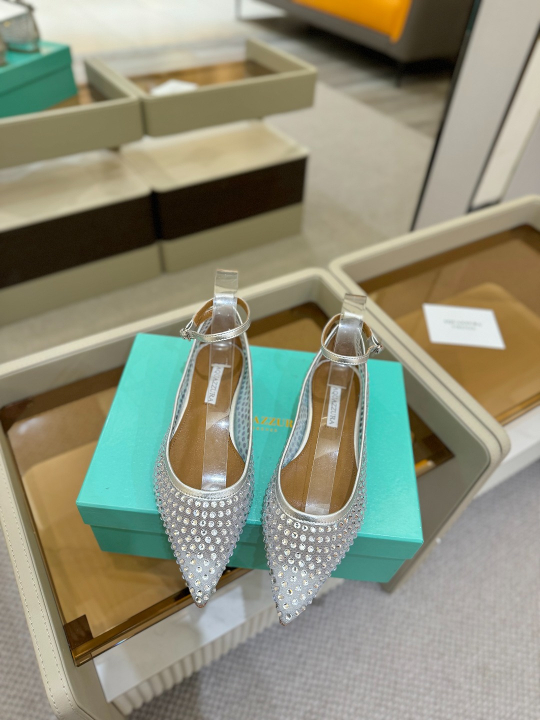 
Aquazzura   菠萝   2025  𝐒𝐒  𝐧𝐞𝐰春夏新品平跟凉鞋。满满的钻，超闪 🌸((☀