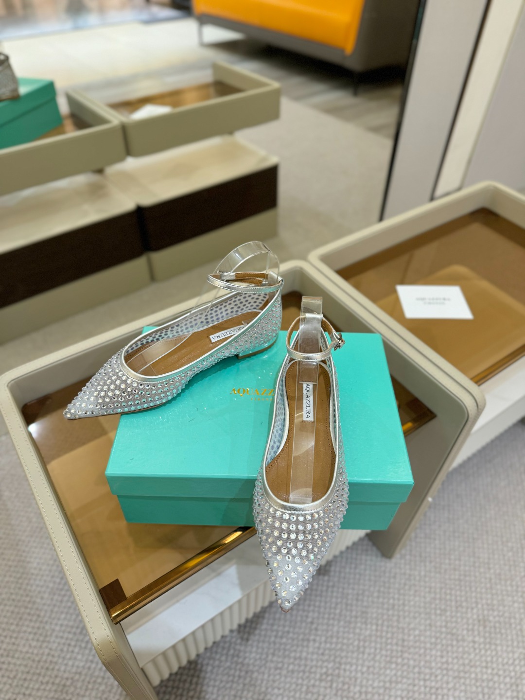 
Aquazzura   菠萝   2025  𝐒𝐒  𝐧𝐞𝐰春夏新品平跟凉鞋。满满的钻，超闪 🌸((☀