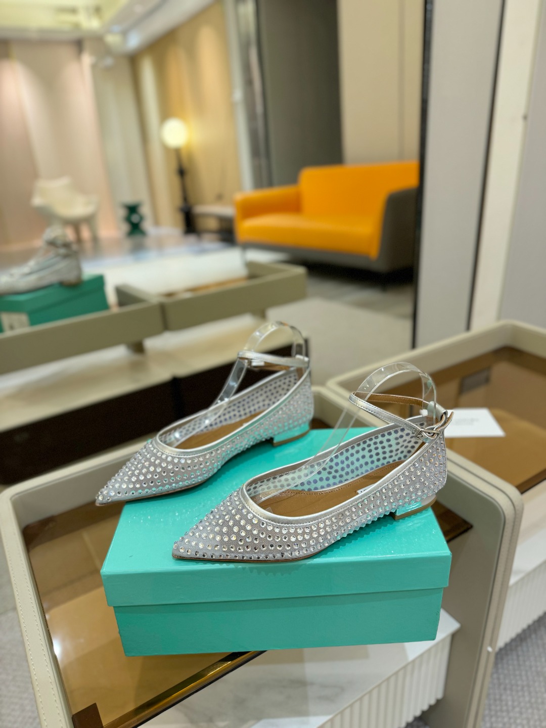 
Aquazzura   菠萝   2025  𝐒𝐒  𝐧𝐞𝐰春夏新品平跟凉鞋。满满的钻，超闪 🌸((☀