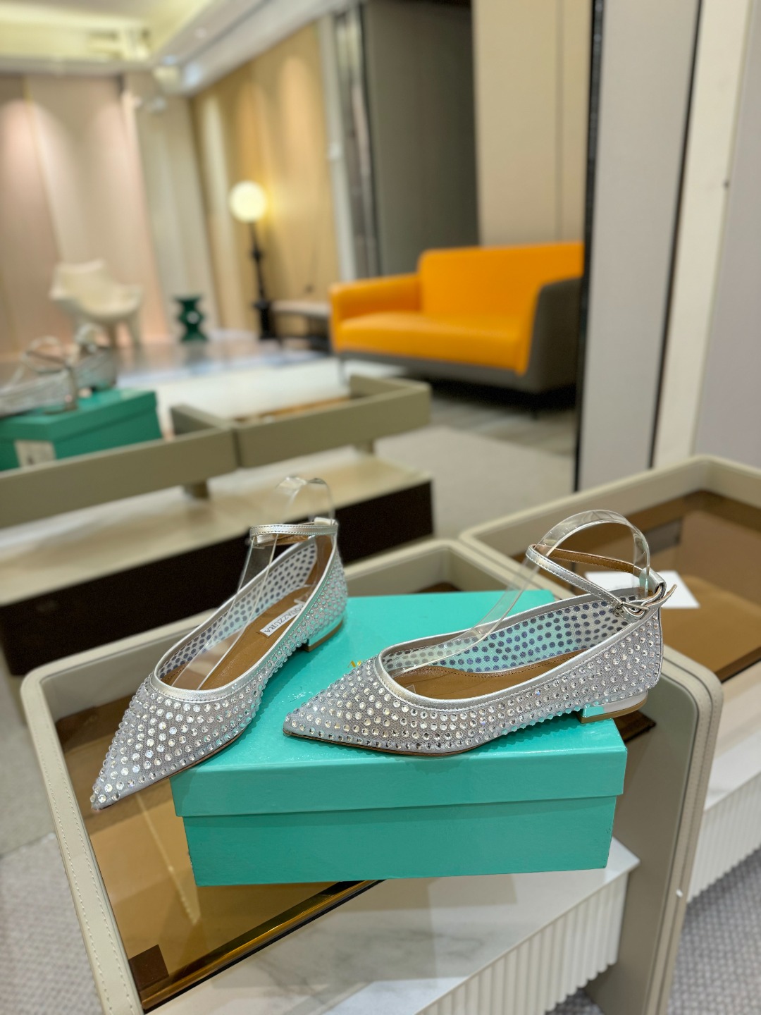 
Aquazzura   菠萝   2025  𝐒𝐒  𝐧𝐞𝐰春夏新品平跟凉鞋。满满的钻，超闪 🌸((☀