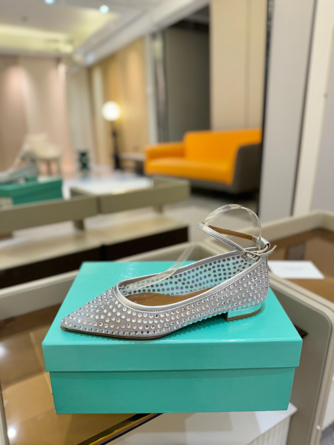 
Aquazzura   菠萝   2025  𝐒𝐒  𝐧𝐞𝐰春夏新品平跟凉鞋。满满的钻，超闪 🌸((☀