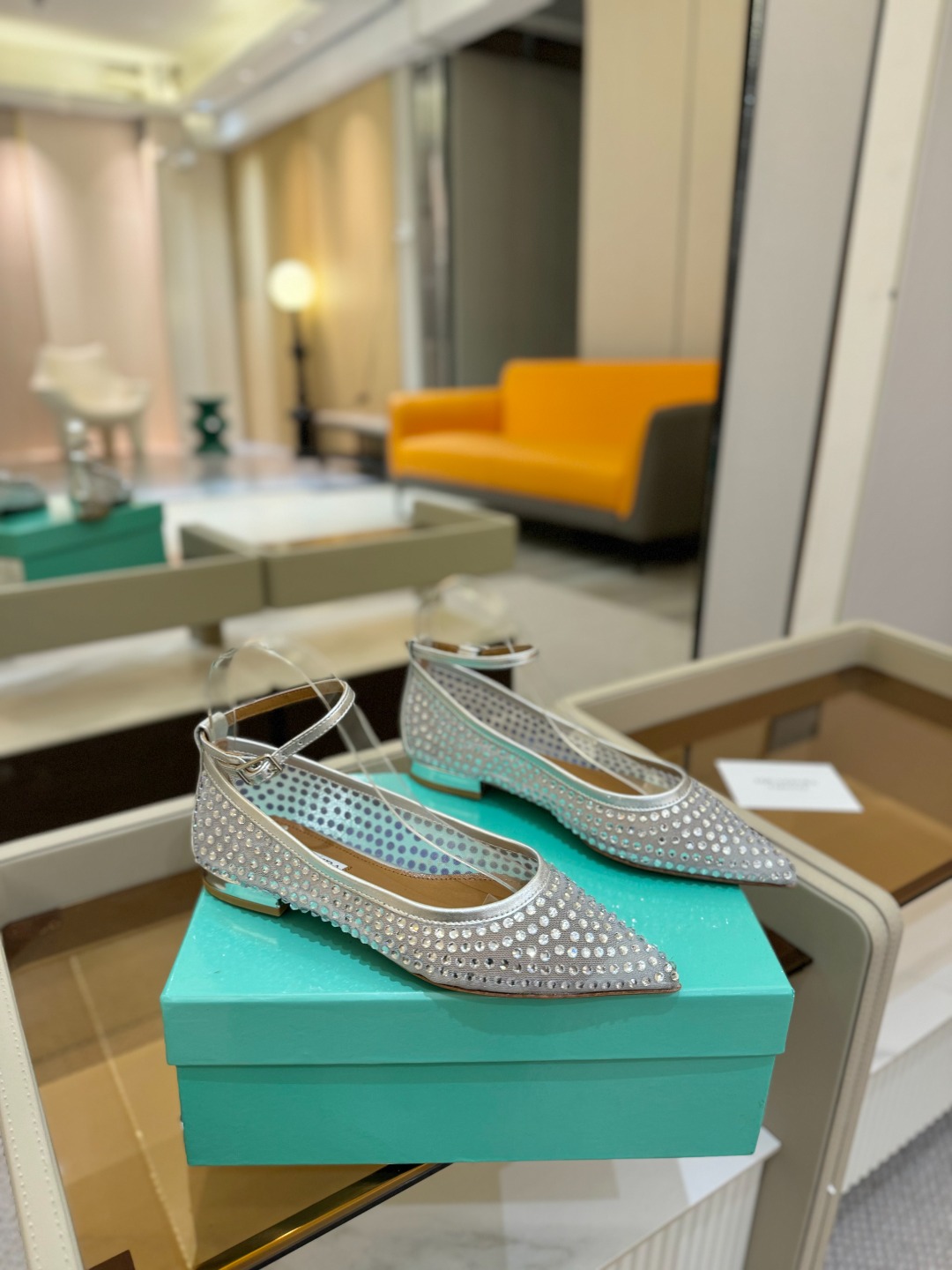 
Aquazzura   菠萝   2025  𝐒𝐒  𝐧𝐞𝐰春夏新品平跟凉鞋。满满的钻，超闪 🌸((☀