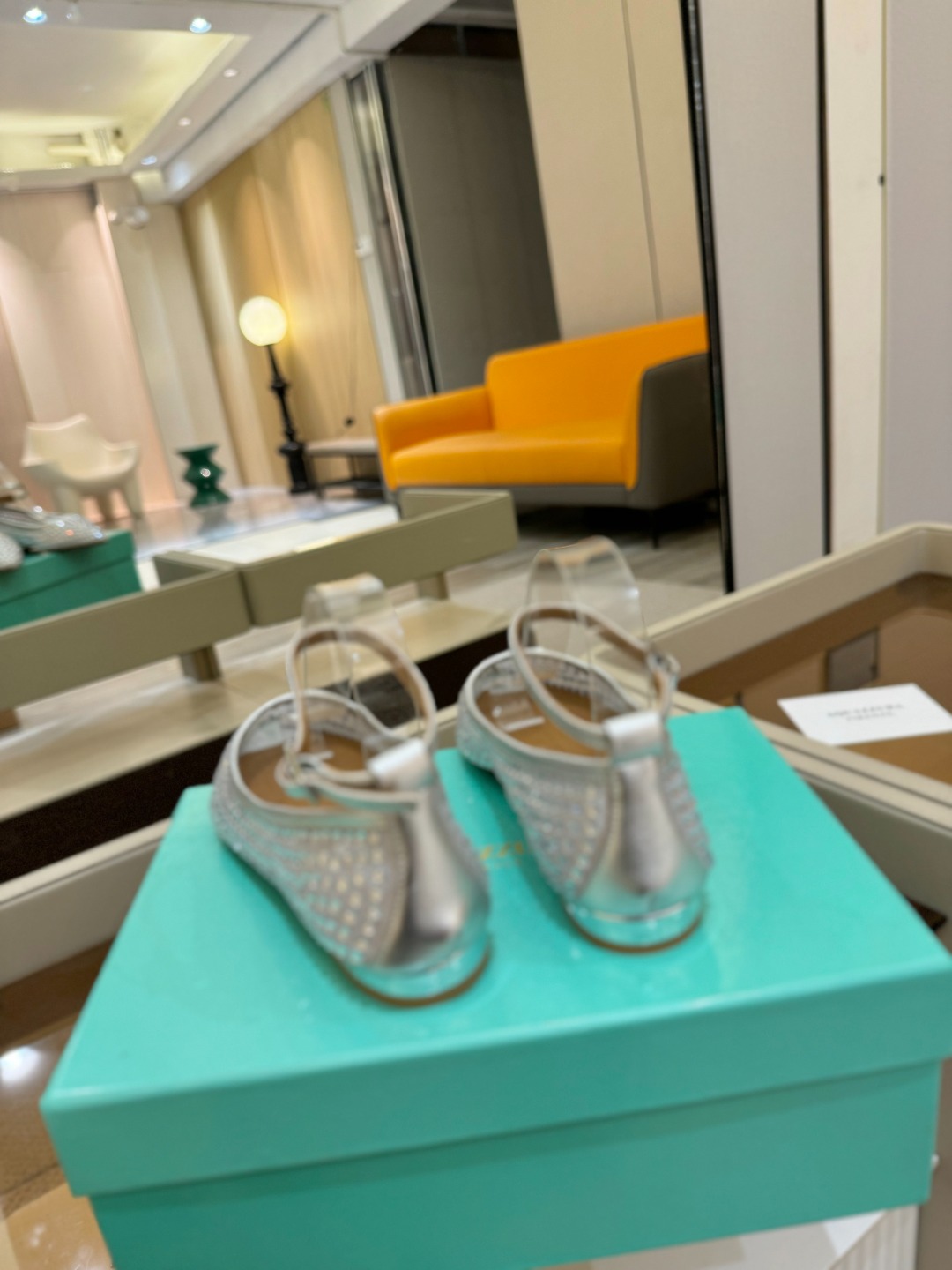 
Aquazzura   菠萝   2025  𝐒𝐒  𝐧𝐞𝐰春夏新品平跟凉鞋。满满的钻，超闪 🌸((☀