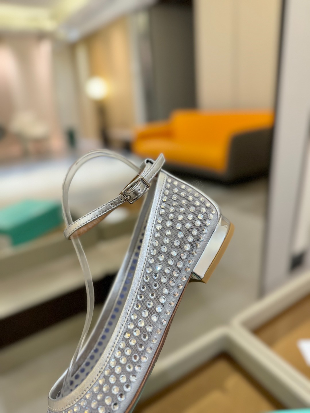 
Aquazzura   菠萝   2025  𝐒𝐒  𝐧𝐞𝐰春夏新品平跟凉鞋。满满的钻，超闪 🌸((☀