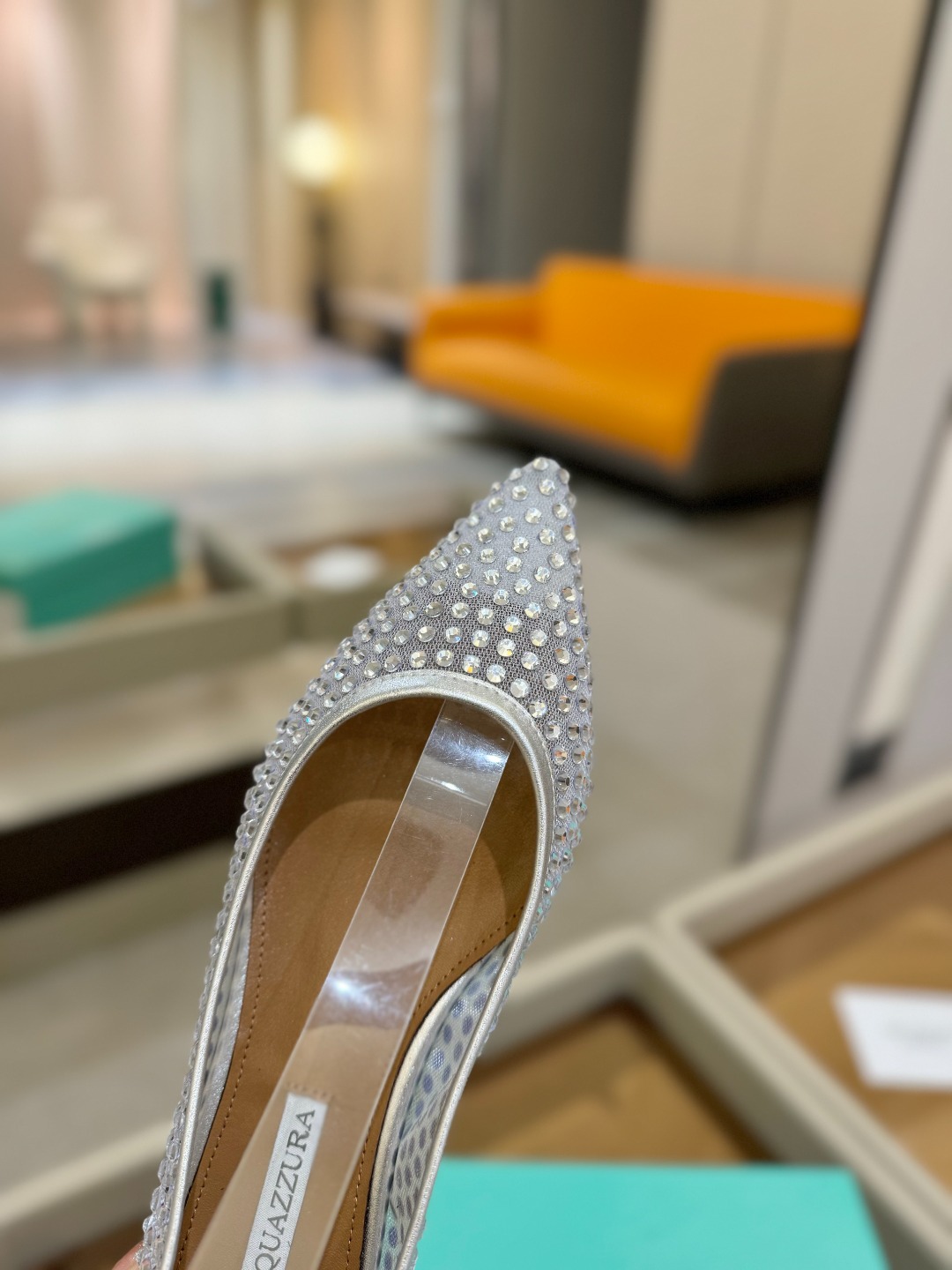 
Aquazzura   菠萝   2025  𝐒𝐒  𝐧𝐞𝐰春夏新品平跟凉鞋。满满的钻，超闪 🌸((☀