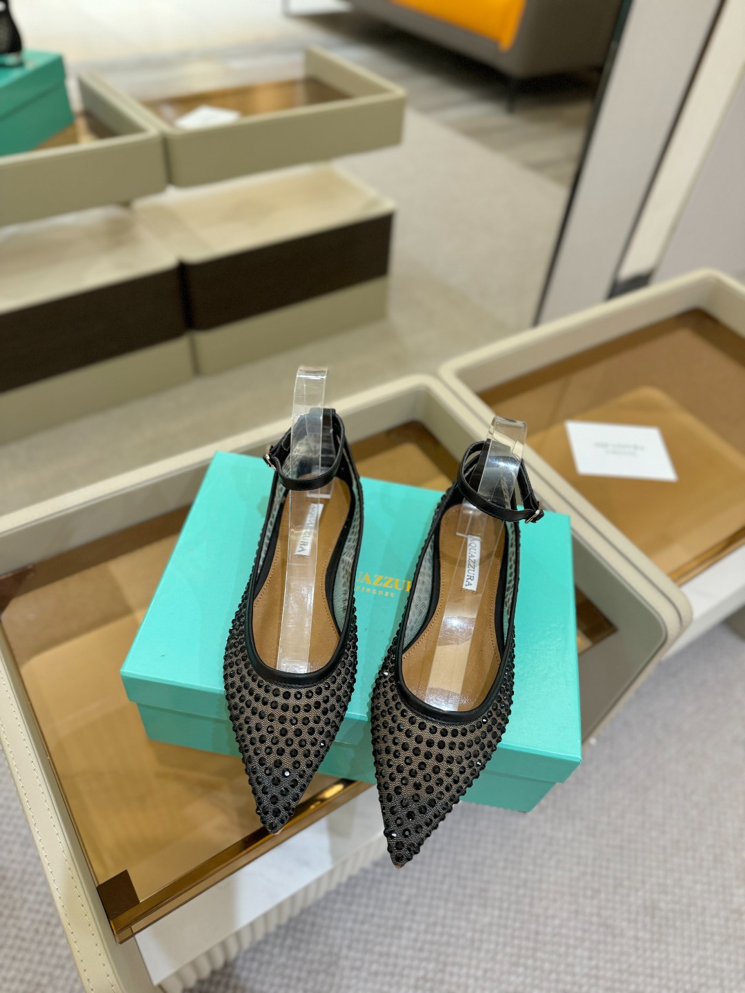 
Aquazzura   菠萝   2025  𝐒𝐒  𝐧𝐞𝐰春夏新品平跟凉鞋。满满的钻，超闪 🌸((☀