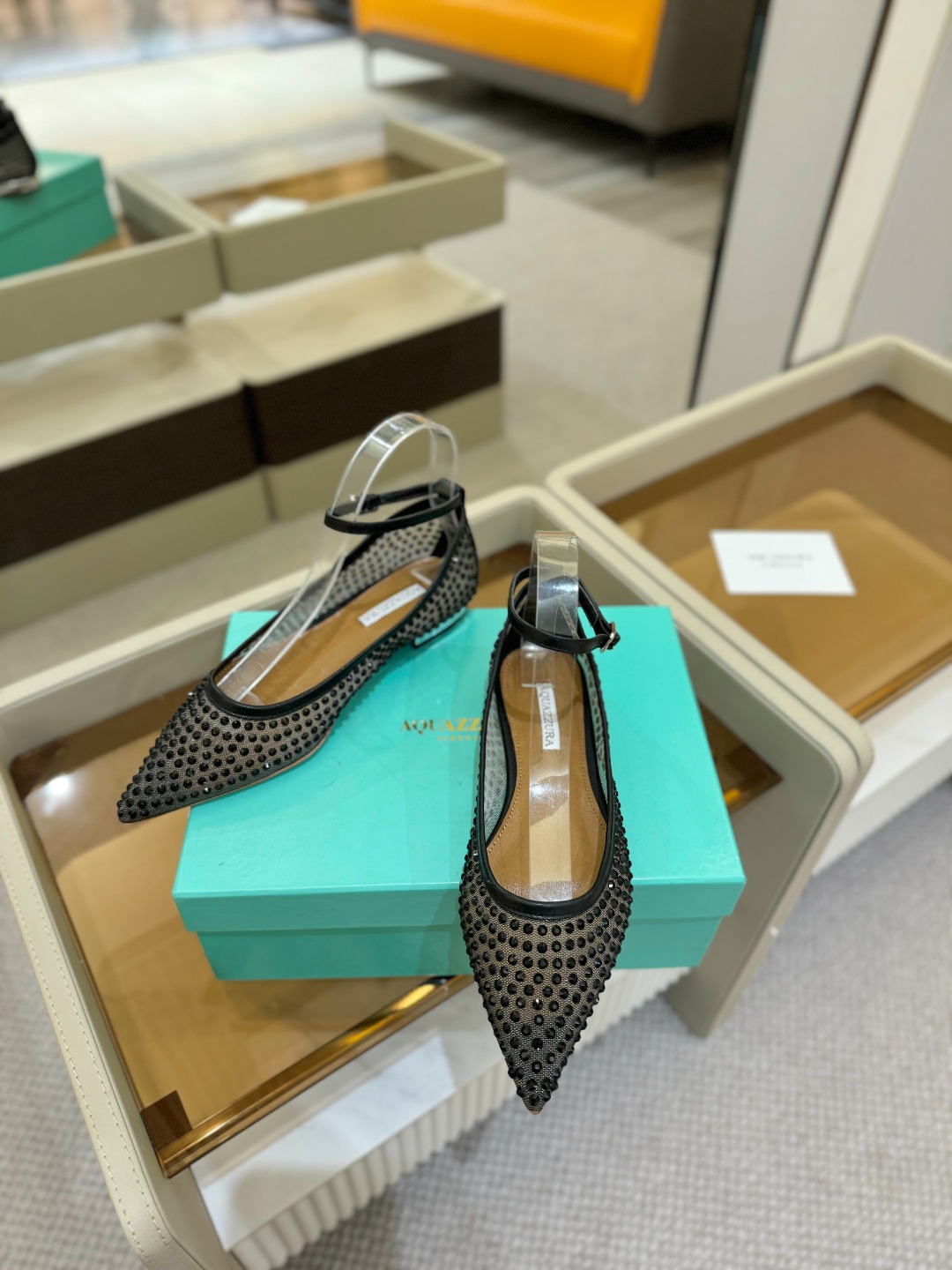 
Aquazzura   菠萝   2025  𝐒𝐒  𝐧𝐞𝐰春夏新品平跟凉鞋。满满的钻，超闪 🌸((☀