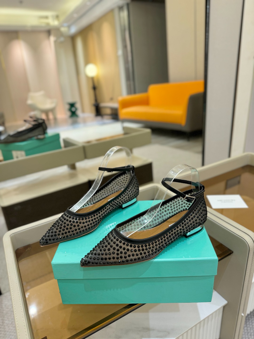 
Aquazzura   菠萝   2025  𝐒𝐒  𝐧𝐞𝐰春夏新品平跟凉鞋。满满的钻，超闪 🌸((☀