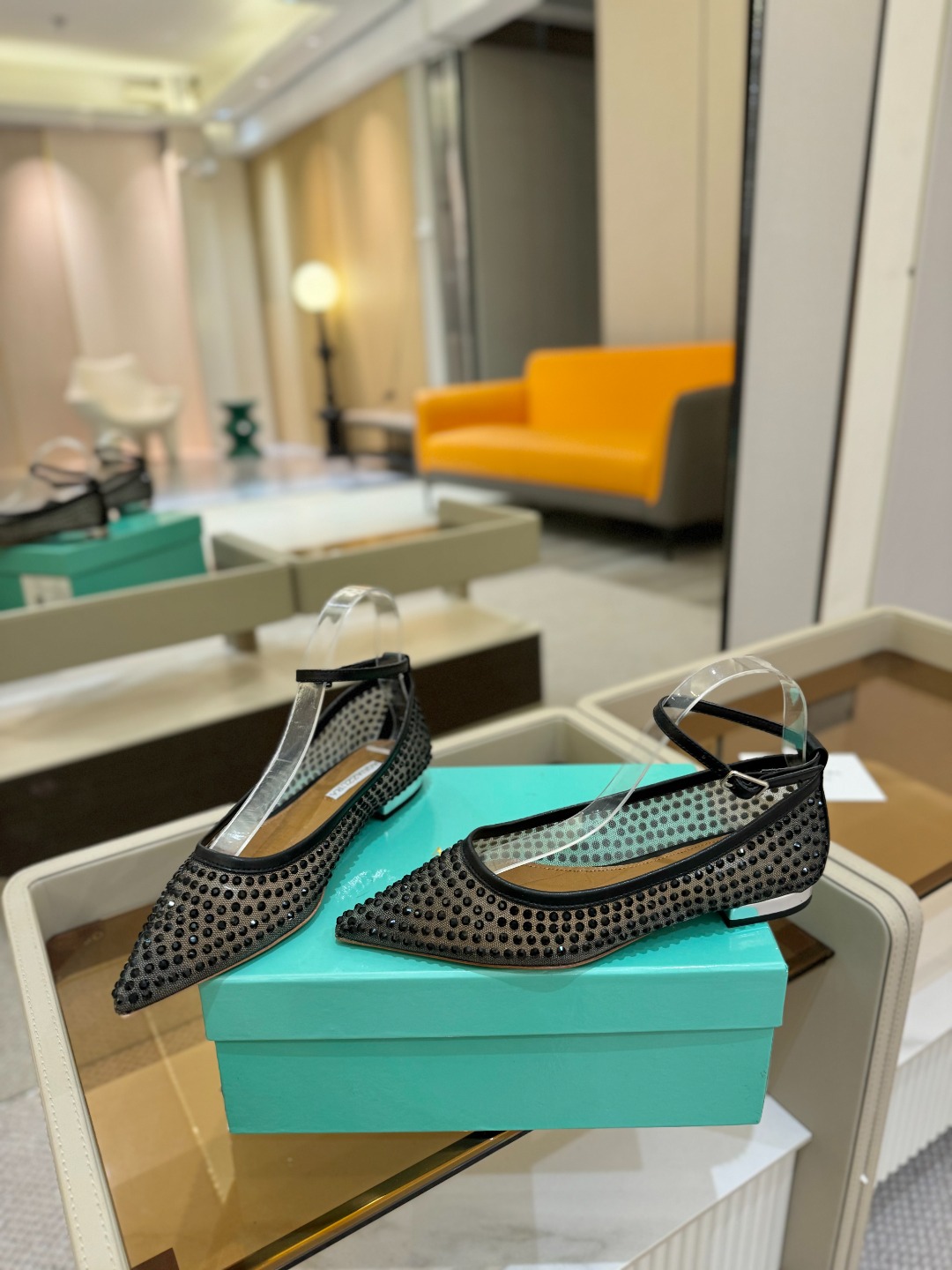 
Aquazzura   菠萝   2025  𝐒𝐒  𝐧𝐞𝐰春夏新品平跟凉鞋。满满的钻，超闪 🌸((☀