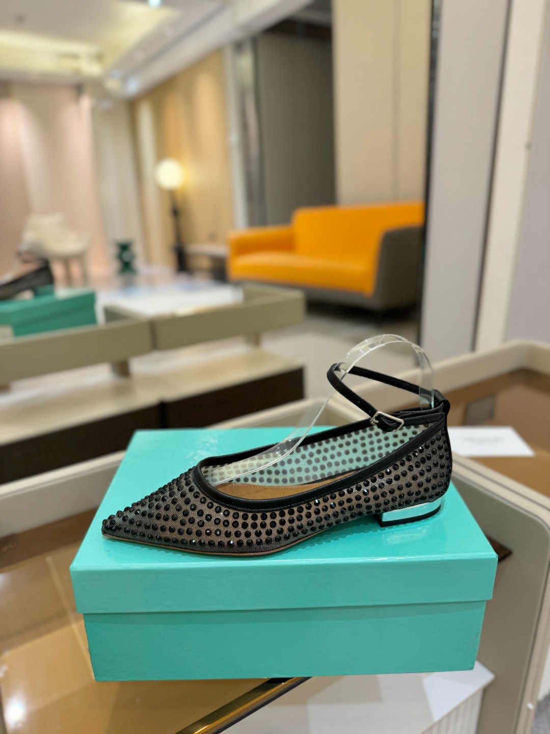 
Aquazzura   菠萝   2025  𝐒𝐒  𝐧𝐞𝐰春夏新品平跟凉鞋。满满的钻，超闪 🌸((☀