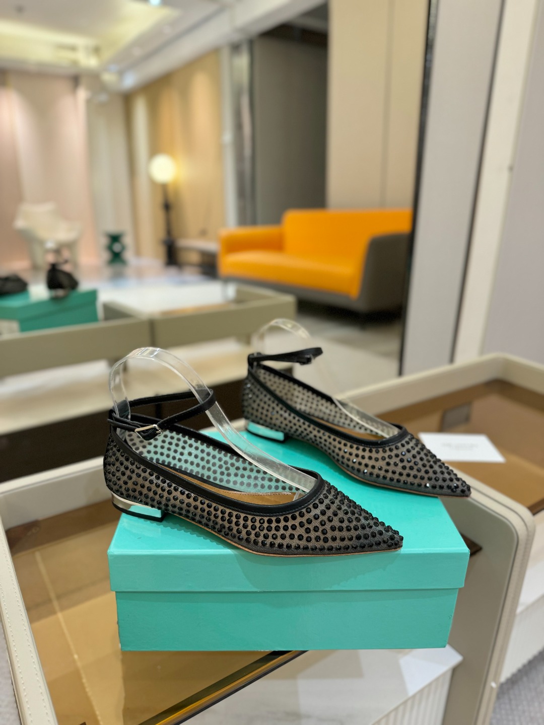
Aquazzura   菠萝   2025  𝐒𝐒  𝐧𝐞𝐰春夏新品平跟凉鞋。满满的钻，超闪 🌸((☀