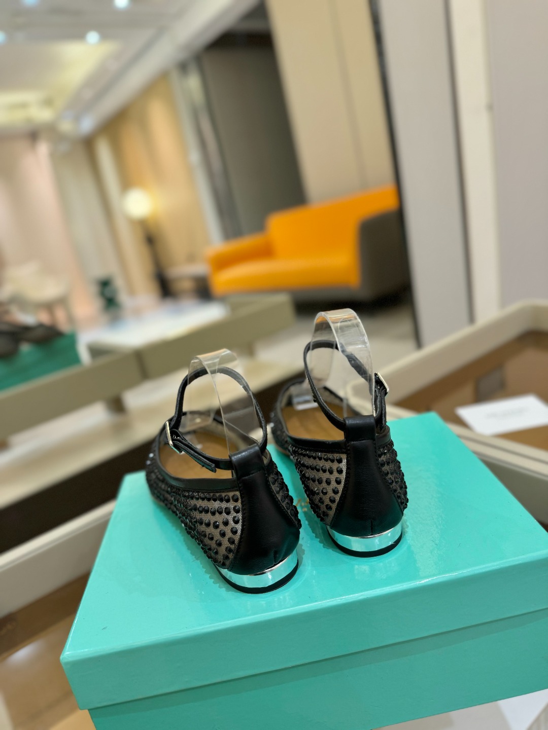 
Aquazzura   菠萝   2025  𝐒𝐒  𝐧𝐞𝐰春夏新品平跟凉鞋。满满的钻，超闪 🌸((☀