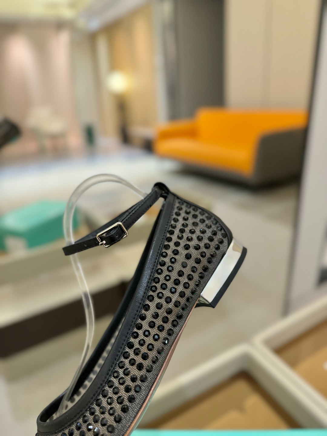 
Aquazzura   菠萝   2025  𝐒𝐒  𝐧𝐞𝐰春夏新品平跟凉鞋。满满的钻，超闪 🌸((☀
