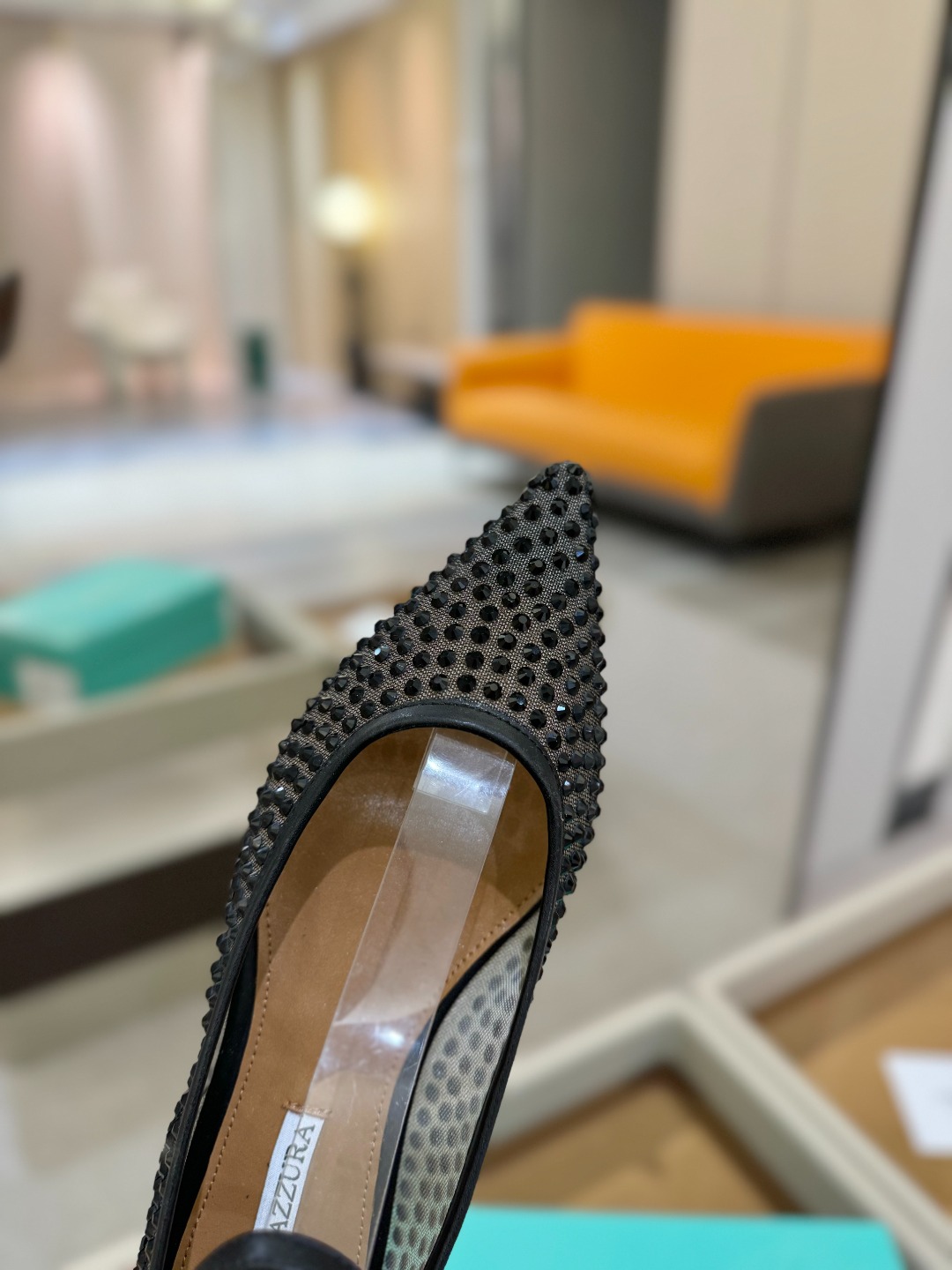 
Aquazzura   菠萝   2025  𝐒𝐒  𝐧𝐞𝐰春夏新品平跟凉鞋。满满的钻，超闪 🌸((☀