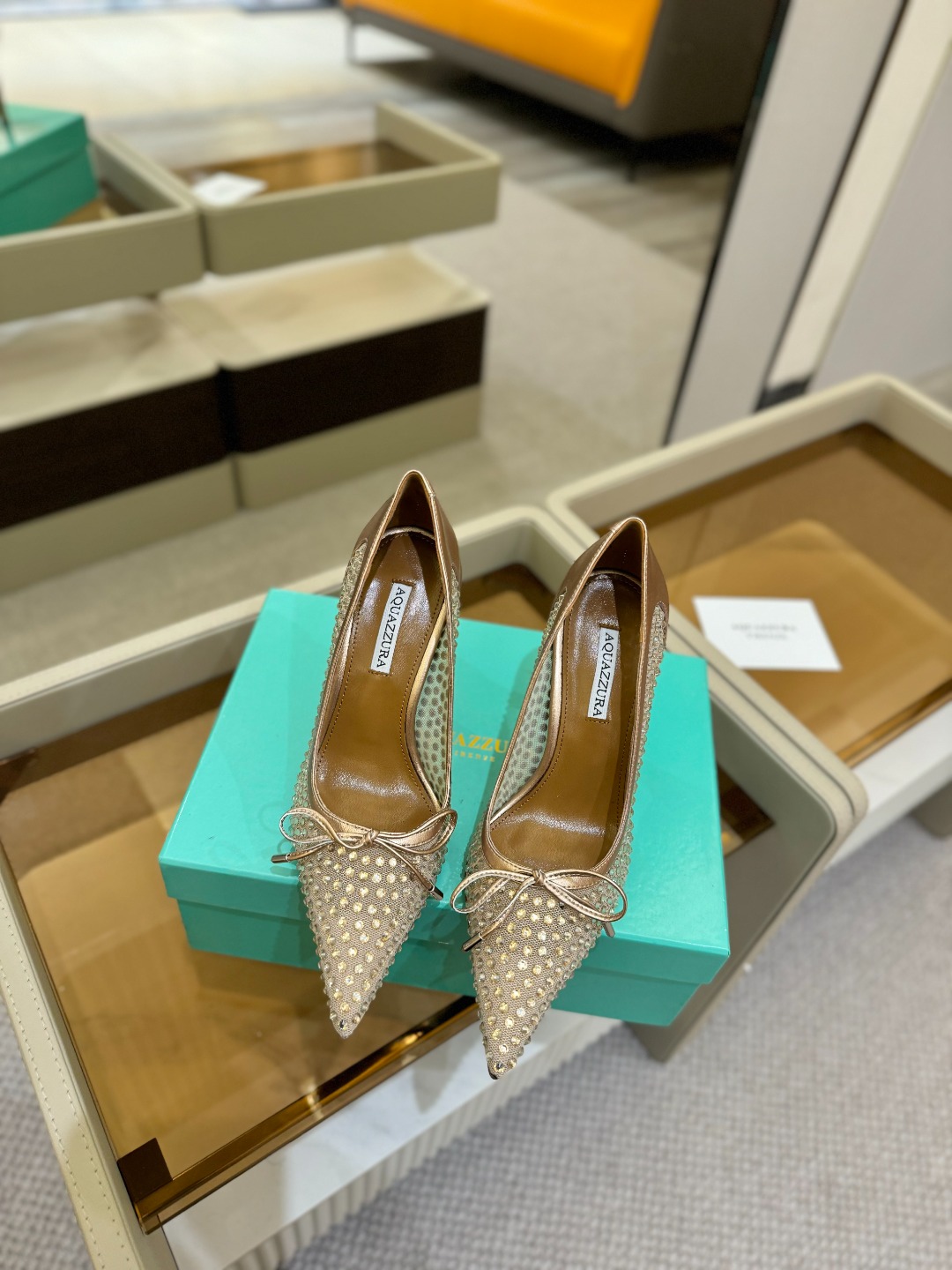 
Aquazzura   菠萝   2025  𝐒𝐒  𝐧𝐞𝐰春夏新品高跟凉鞋。满满的钻，超闪 🌸((☀