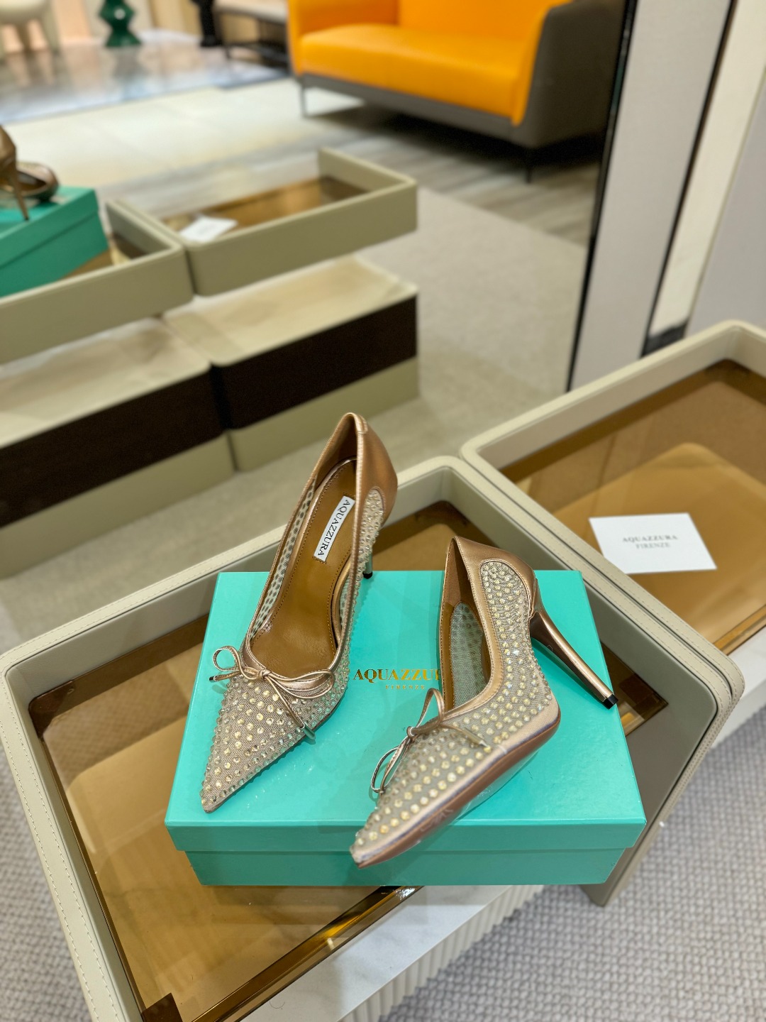 
Aquazzura   菠萝   2025  𝐒𝐒  𝐧𝐞𝐰春夏新品高跟凉鞋。满满的钻，超闪 🌸((☀