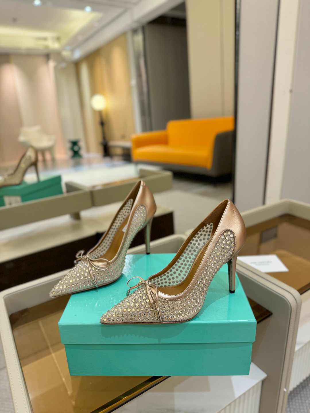 
Aquazzura   菠萝   2025  𝐒𝐒  𝐧𝐞𝐰春夏新品高跟凉鞋。满满的钻，超闪 🌸((☀